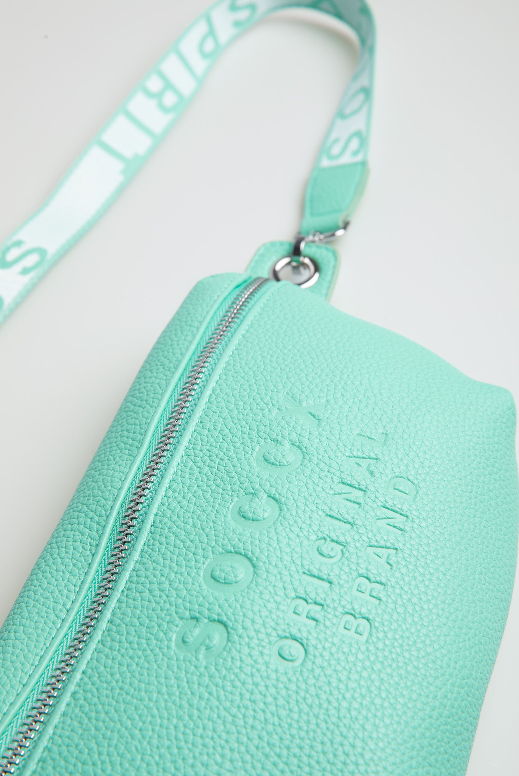 Torebka na ramię z intarsjowanym paskiem parcianym