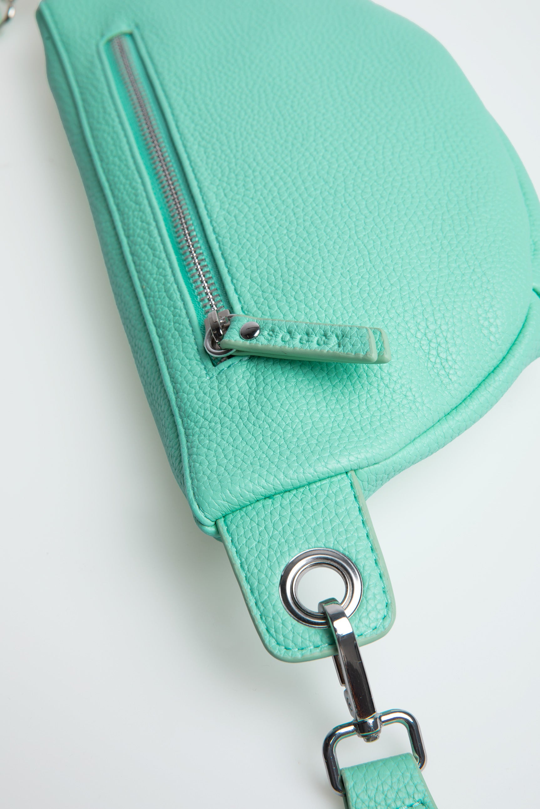 Torebka na ramię z intarsjowanym paskiem parcianym