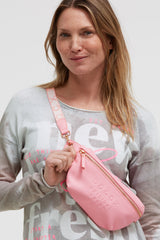 Torebka na ramię z intarsjowanym paskiem parcianym