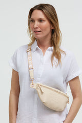 Torebka na ramię z intarsjowanym paskiem parcianym