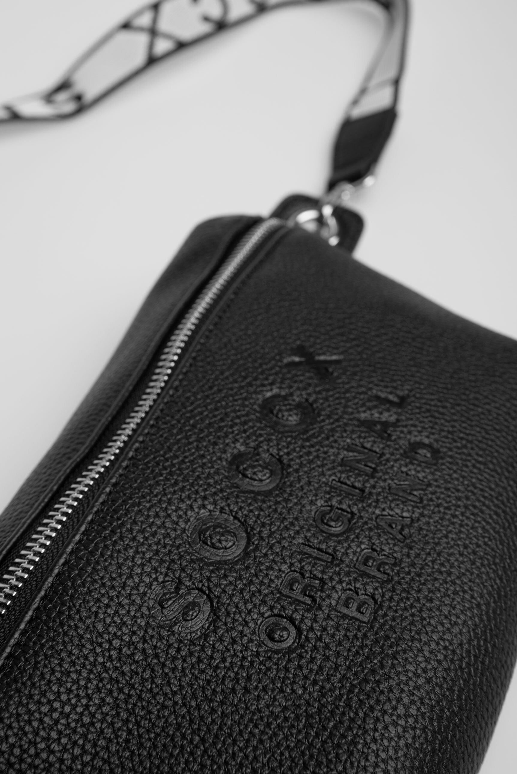 Torebka na ramię z intarsjowanym paskiem parcianym