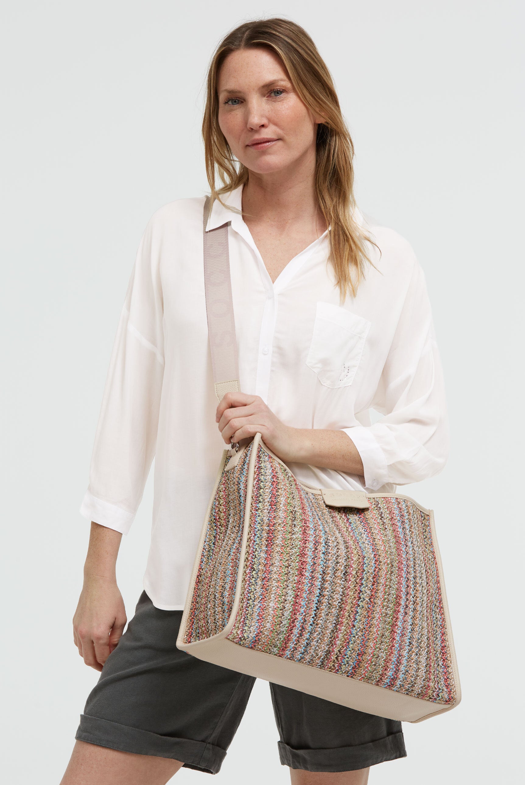 Szydełkowana torba typu hobo z intarsjowanym paskiem parcianym