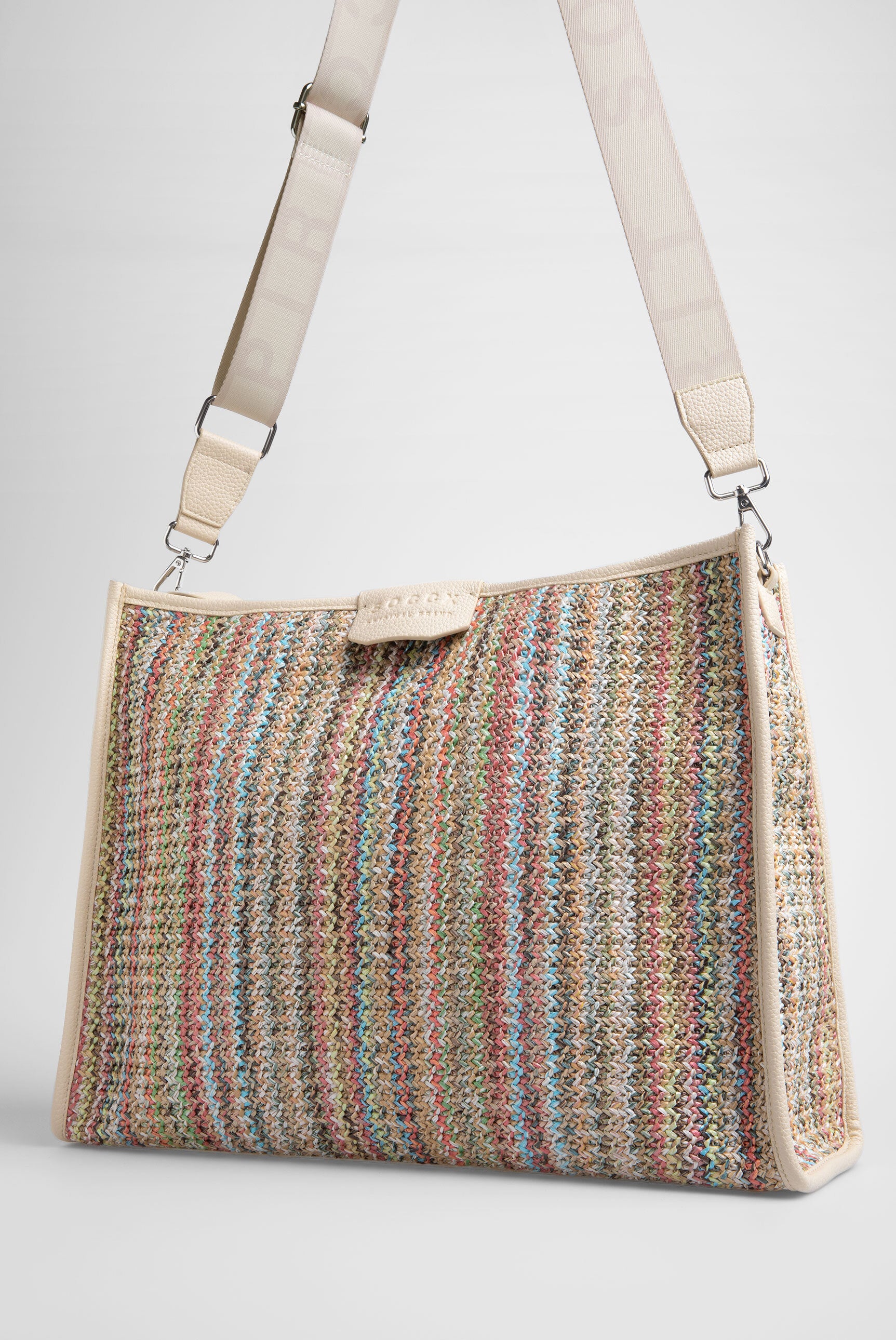 Szydełkowana torba typu hobo z intarsjowanym paskiem parcianym