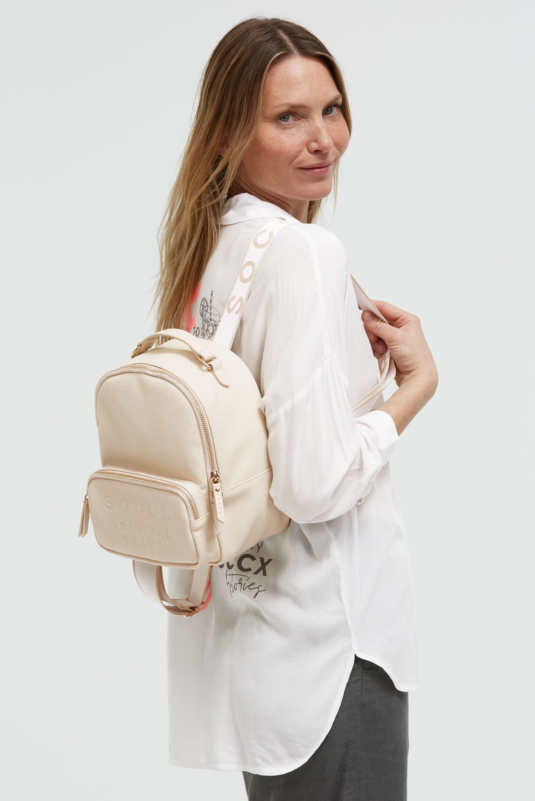 Mały plecak ze sztucznej skóry z paskami z logo - 2