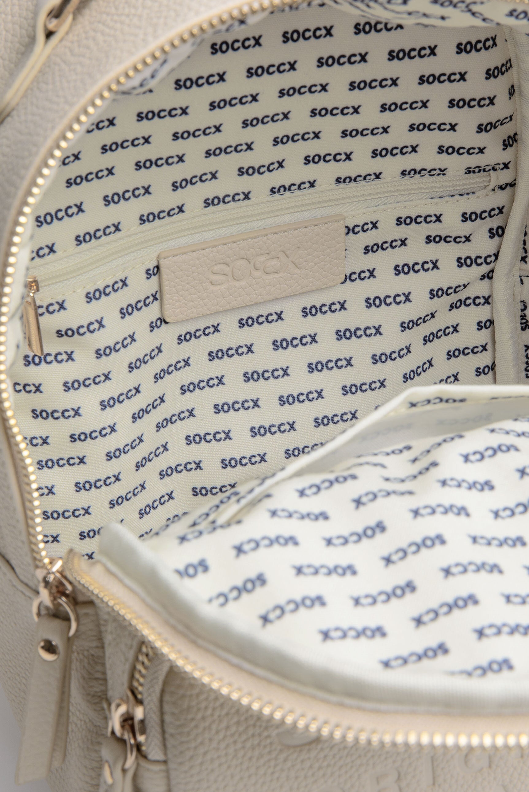 Mały plecak ze sztucznej skóry z paskami z logo