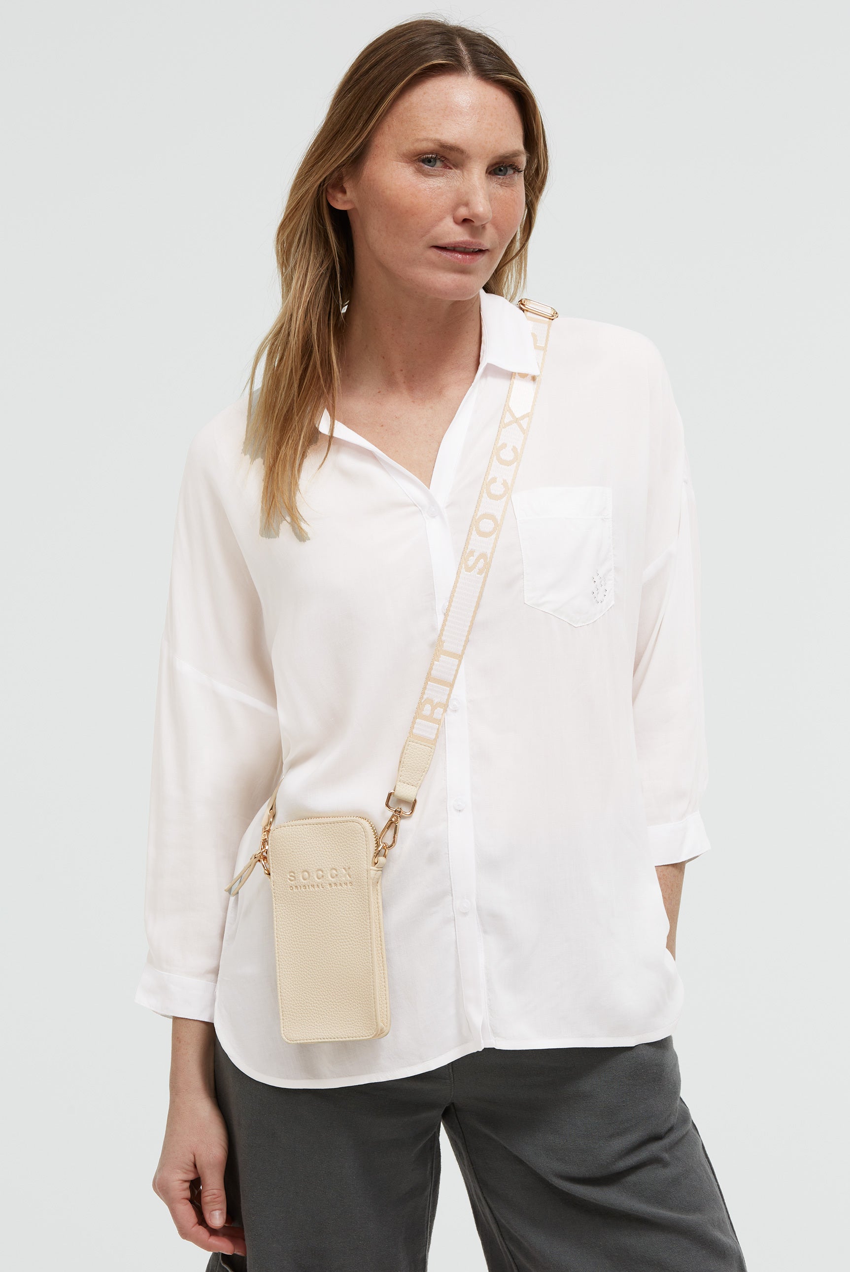 Torebka na telefon z logo i intarsjowanym paskiem parcianym