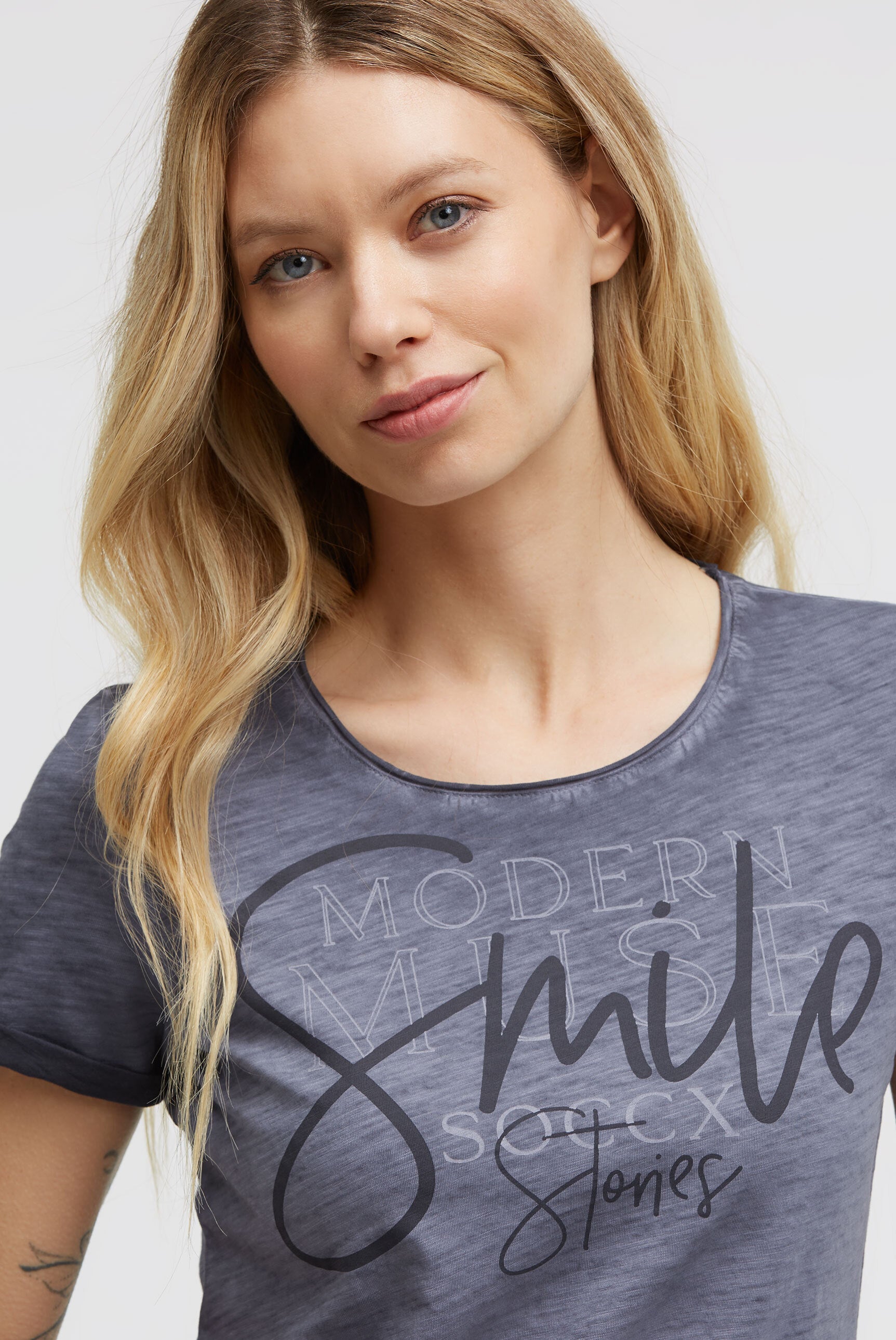 Postarzany T-shirt z okrągłym dekoltem i grafką - 4