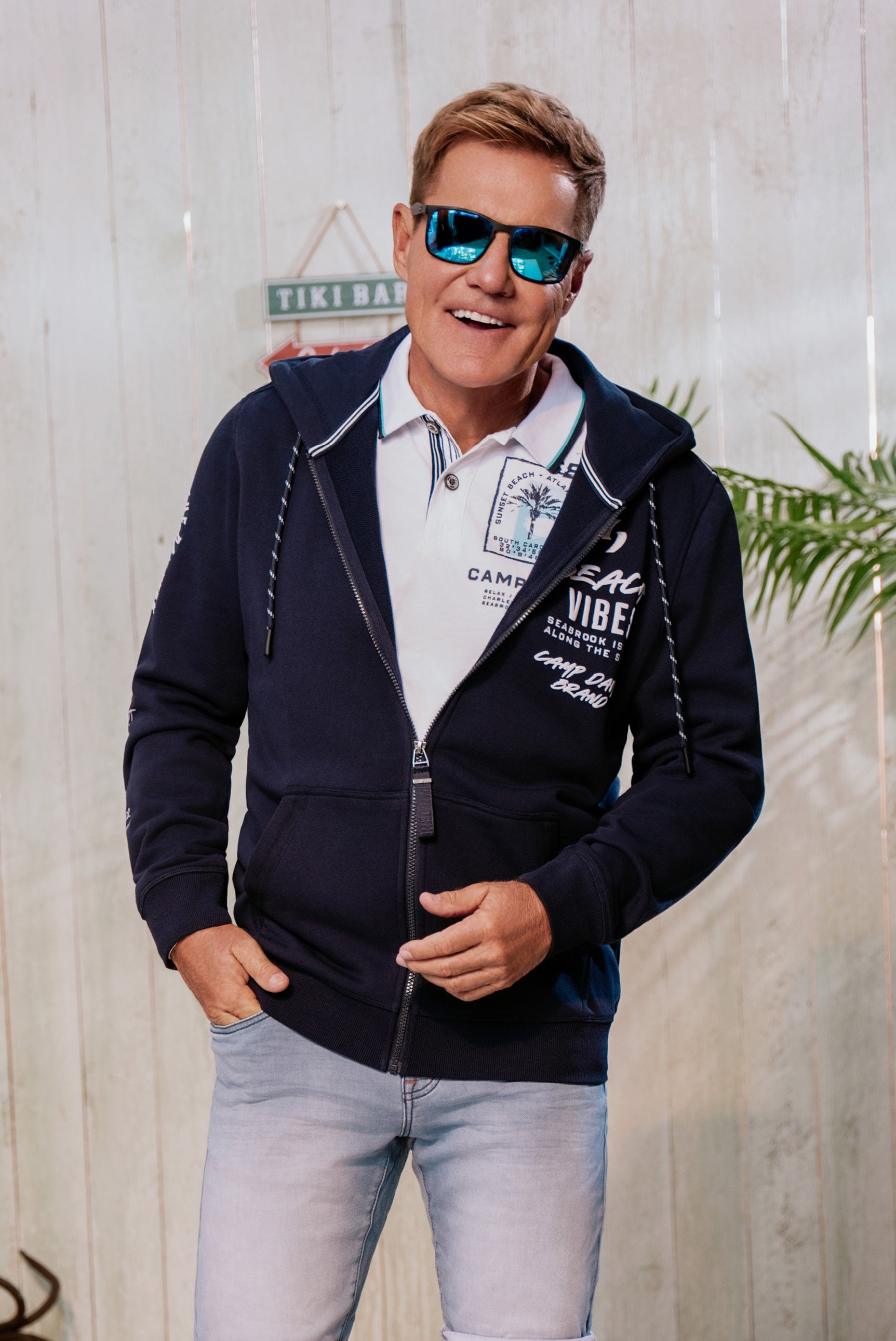 Rozpinana bluza z kapturem i nadrukiem na rękawie