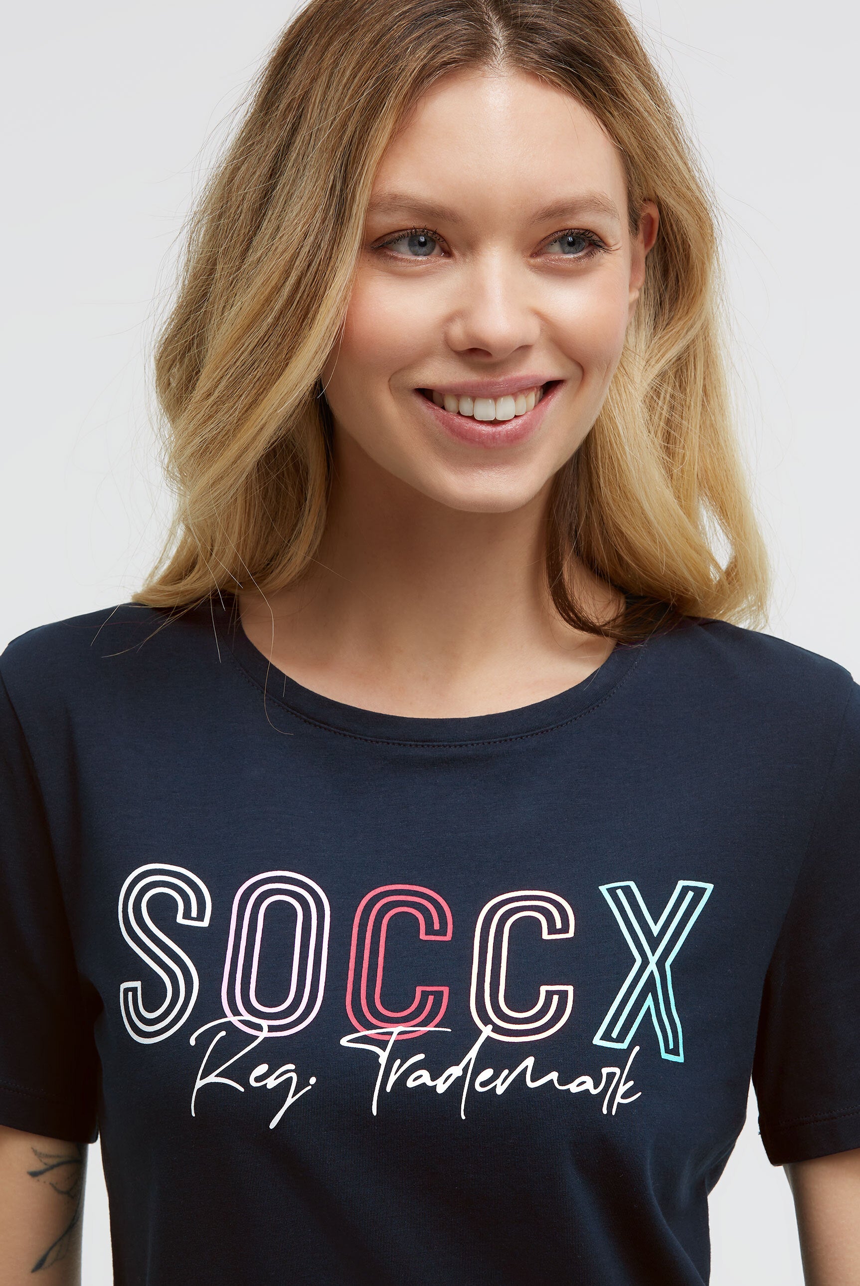 T-shirt basic z logo i okrągłym dekoltem - 4