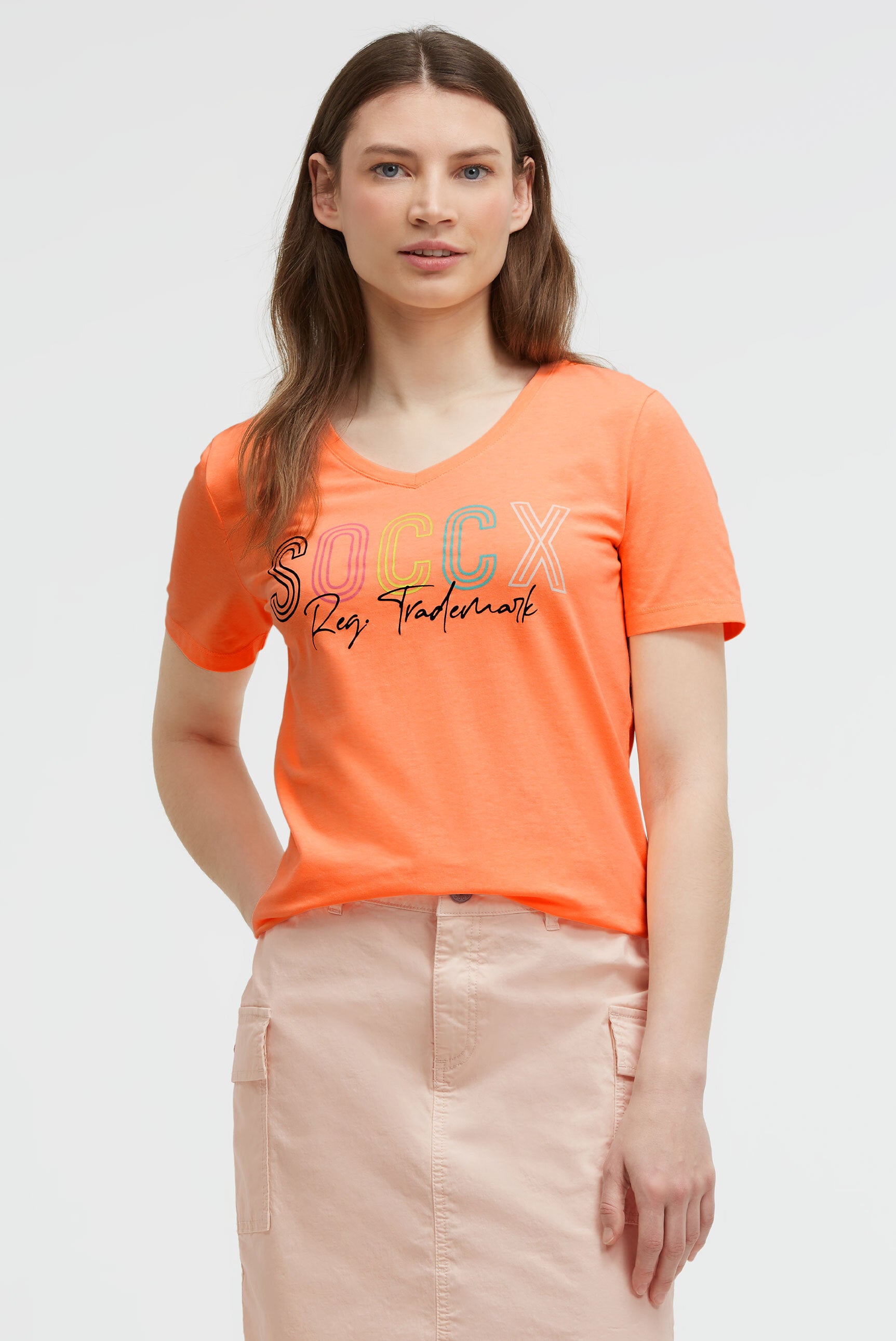 T-shirt basic z logo i dekoltem w serek