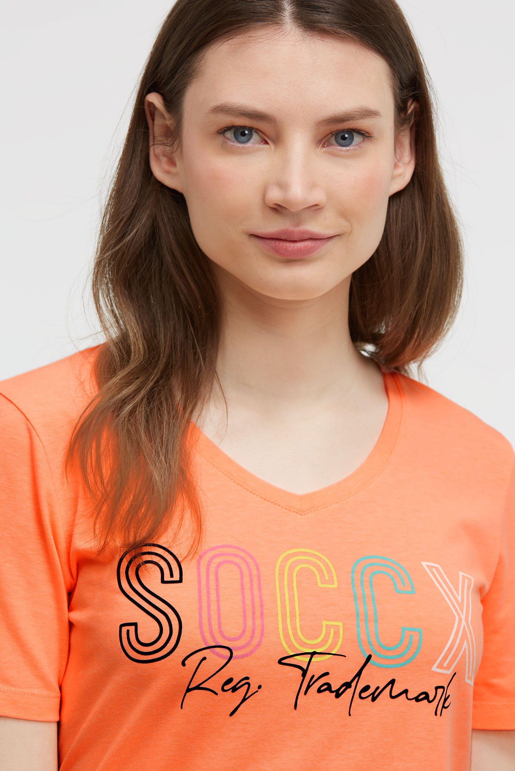 T-shirt basic z logo i dekoltem w serek