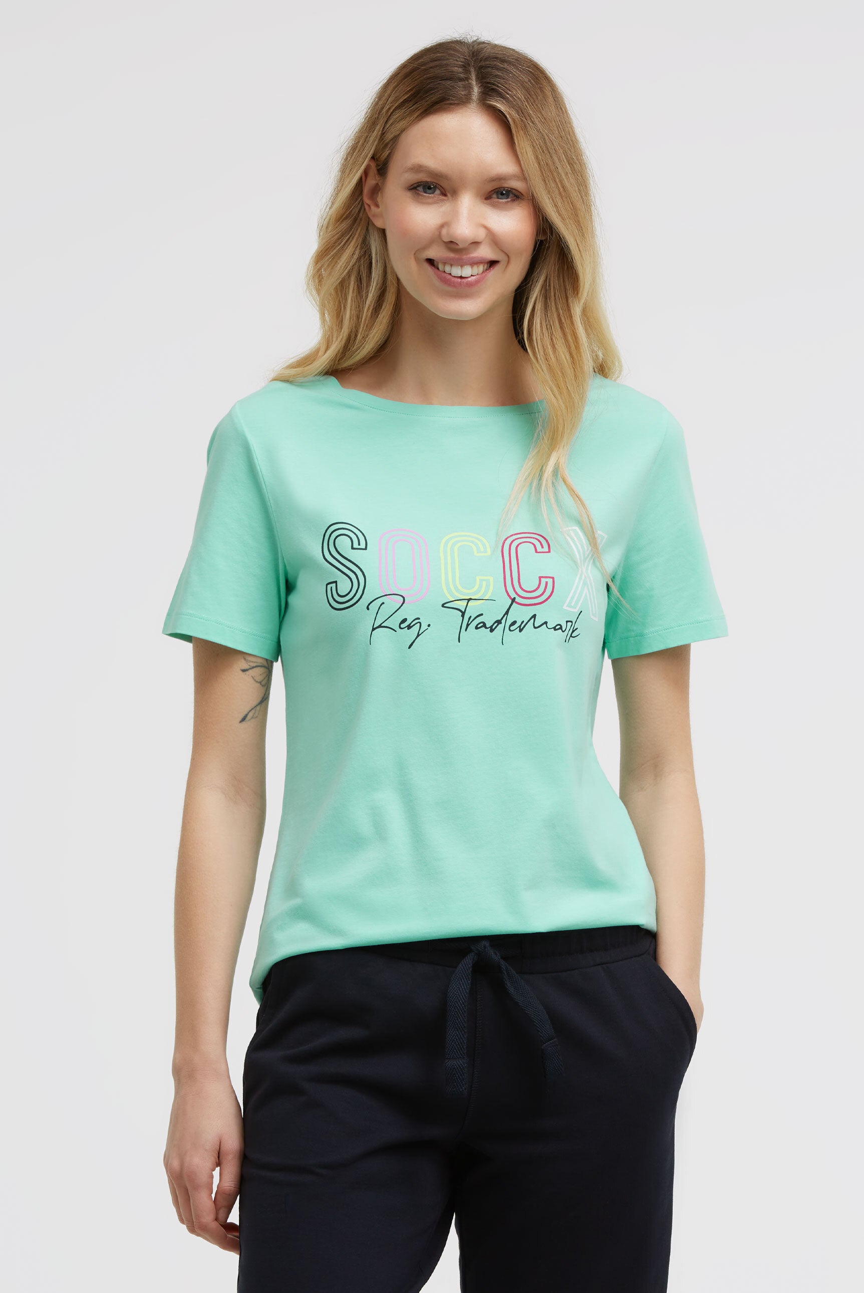 T-shirt basic z logo i dekoltem łódkowym