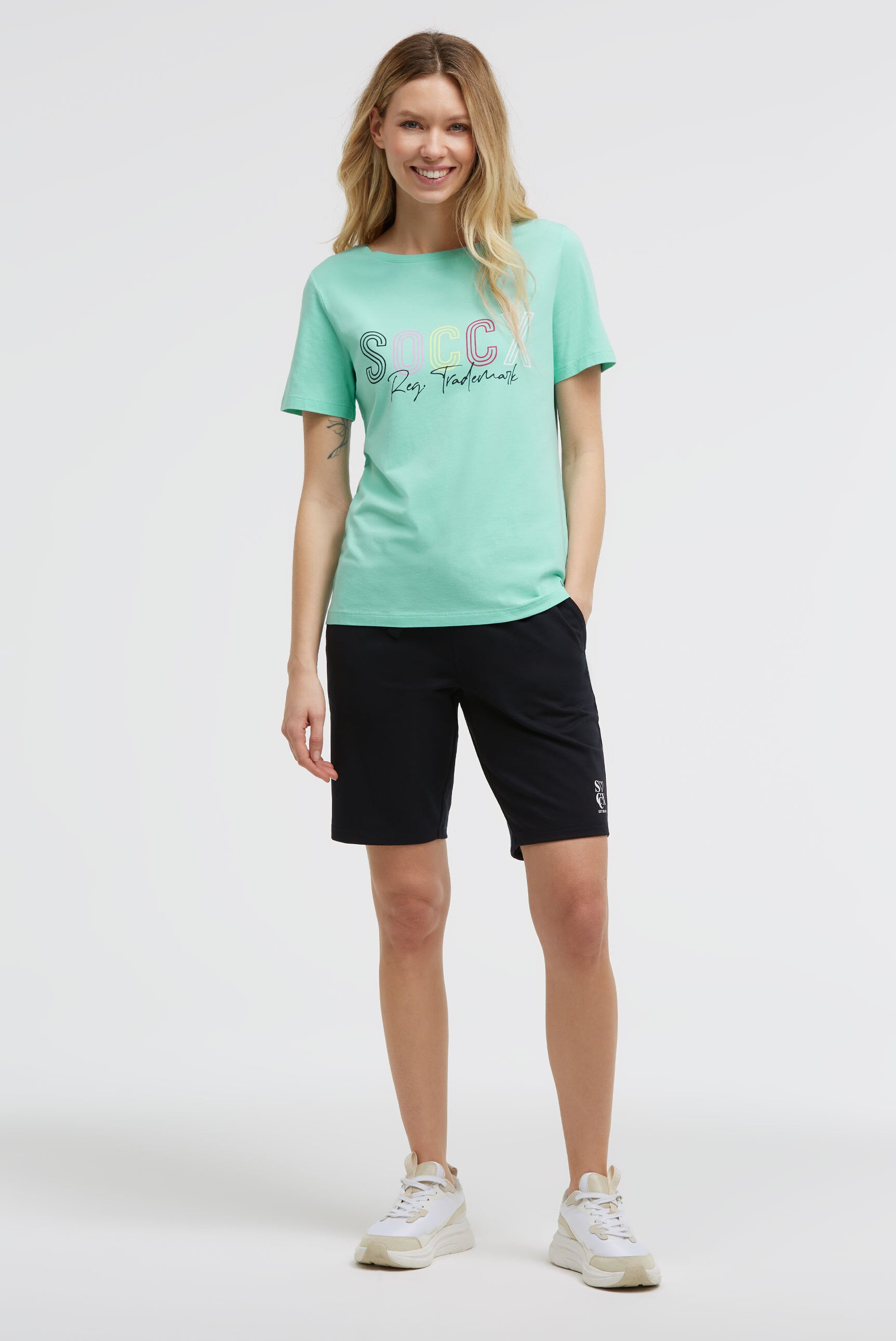 T-shirt basic z logo i dekoltem łódkowym