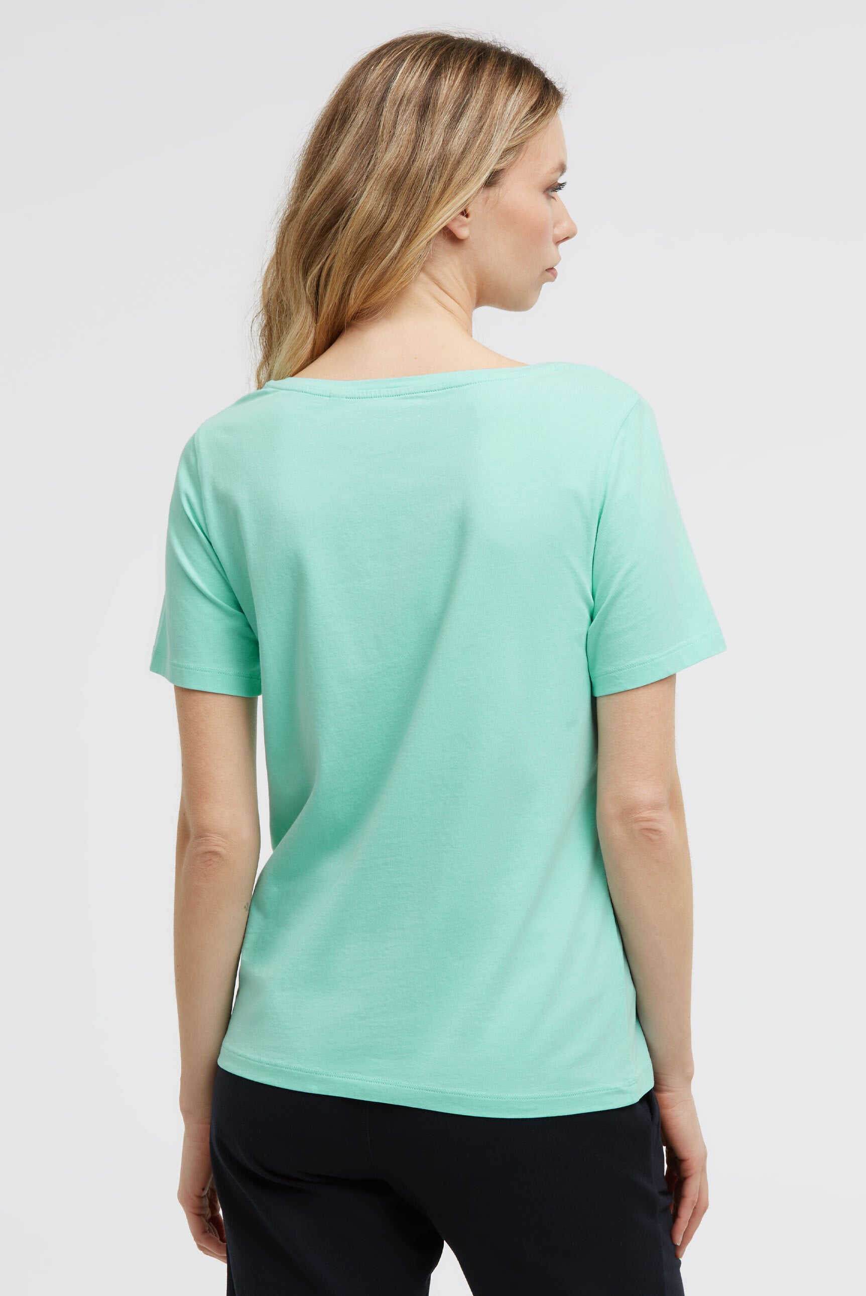 T-shirt basic z logo i dekoltem łódkowym