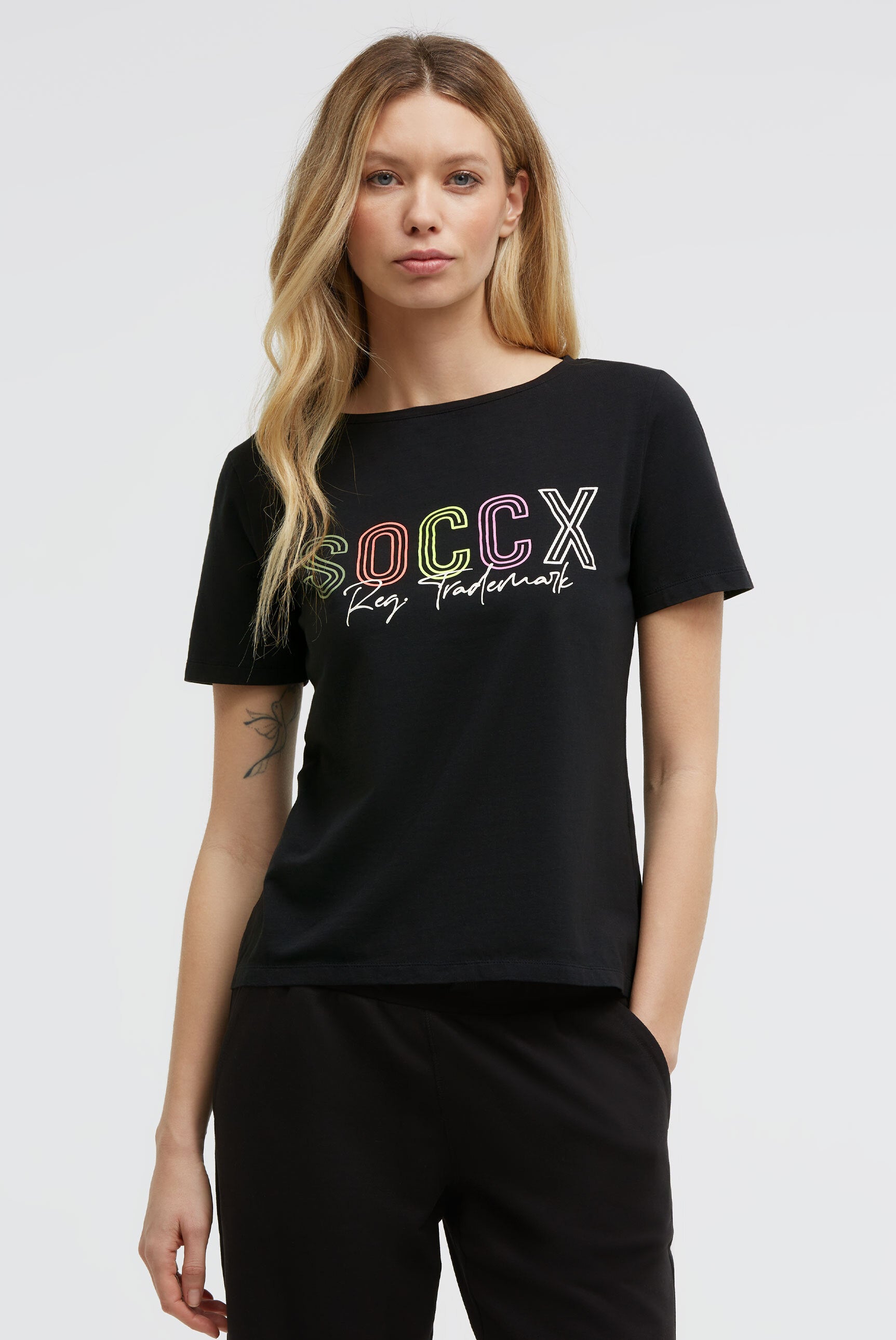 T-shirt basic z logo i dekoltem łódkowym - 2