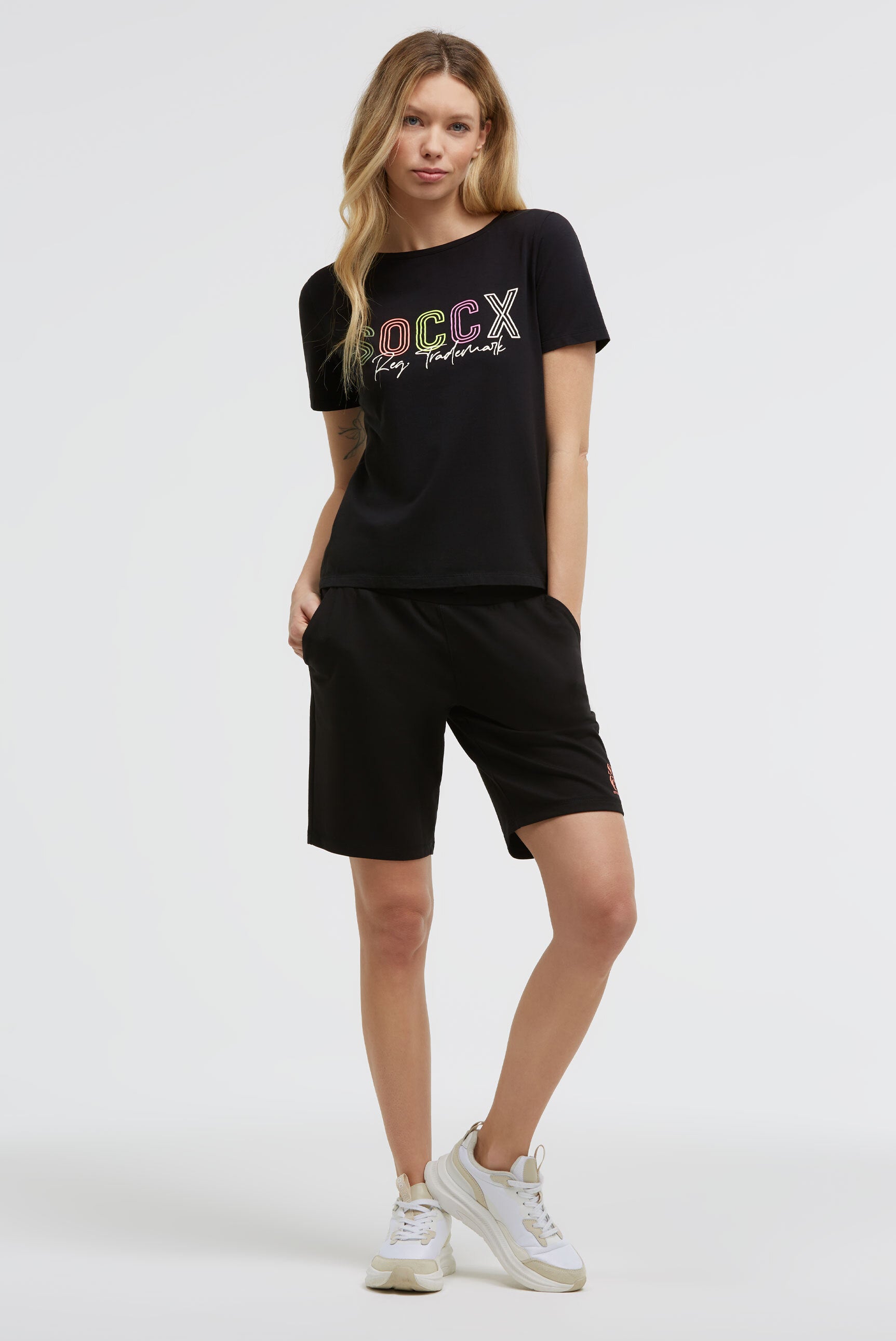 T-shirt basic z logo i dekoltem łódkowym - 3