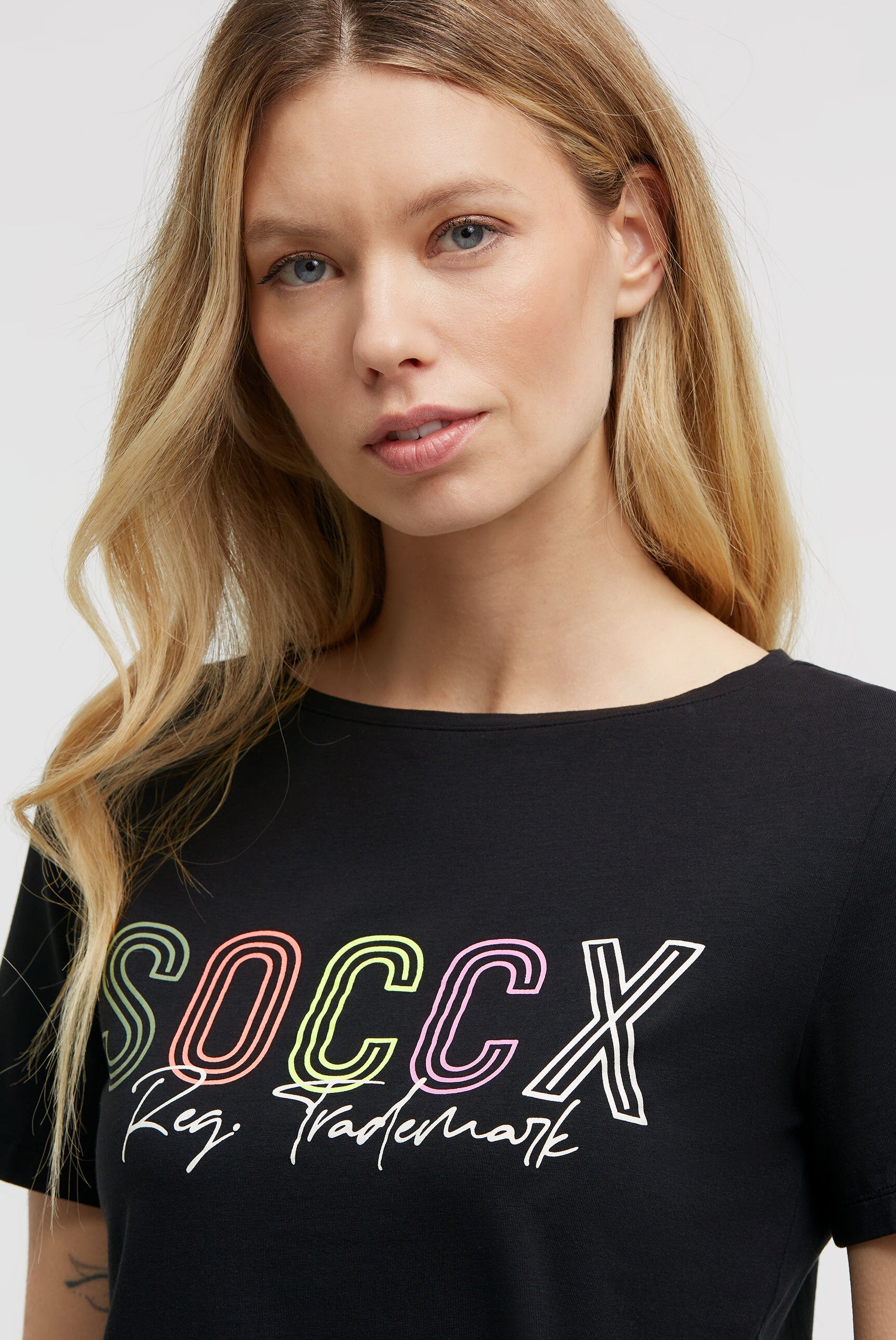 T-shirt basic z logo i dekoltem łódkowym