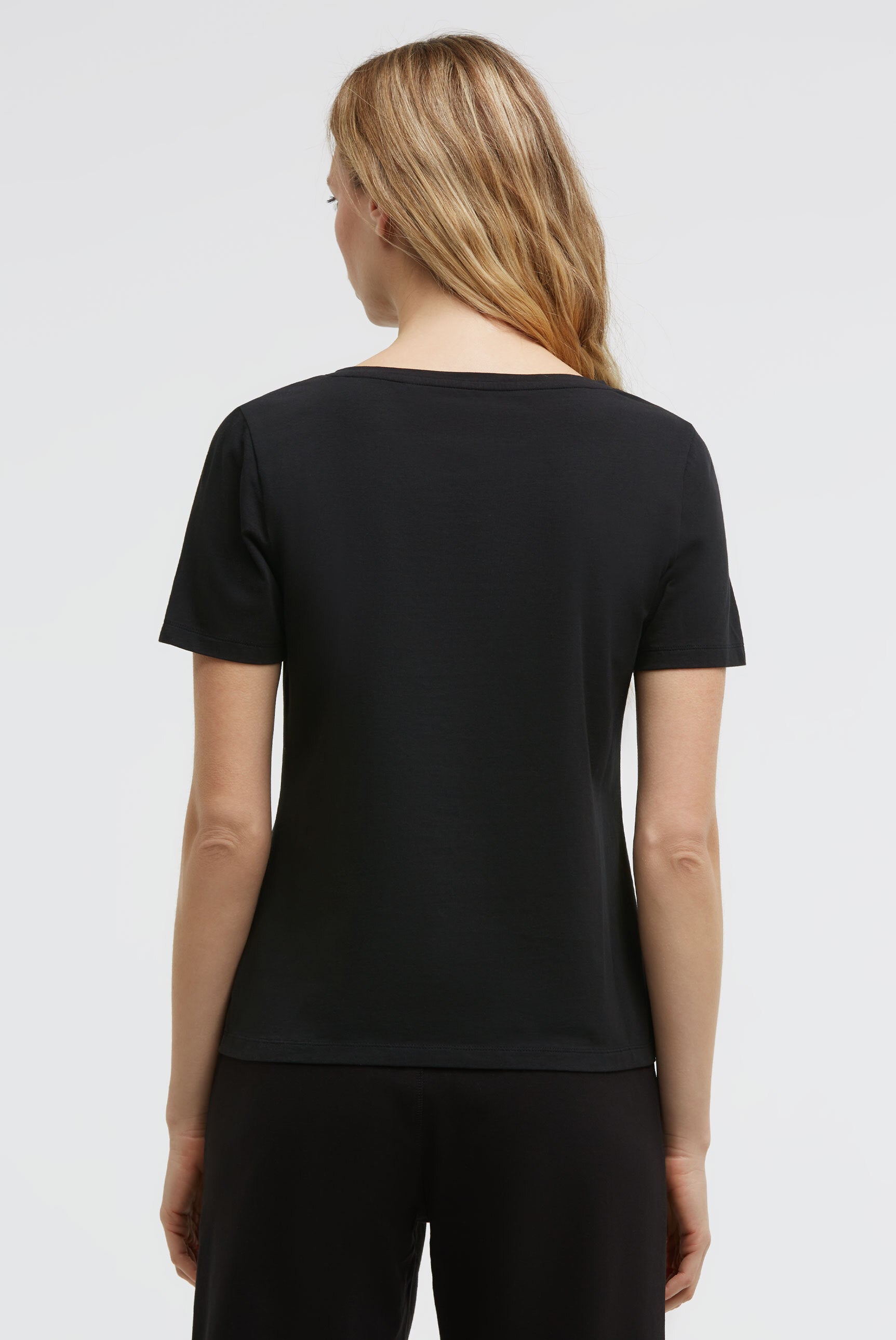 T-shirt basic z logo i dekoltem łódkowym