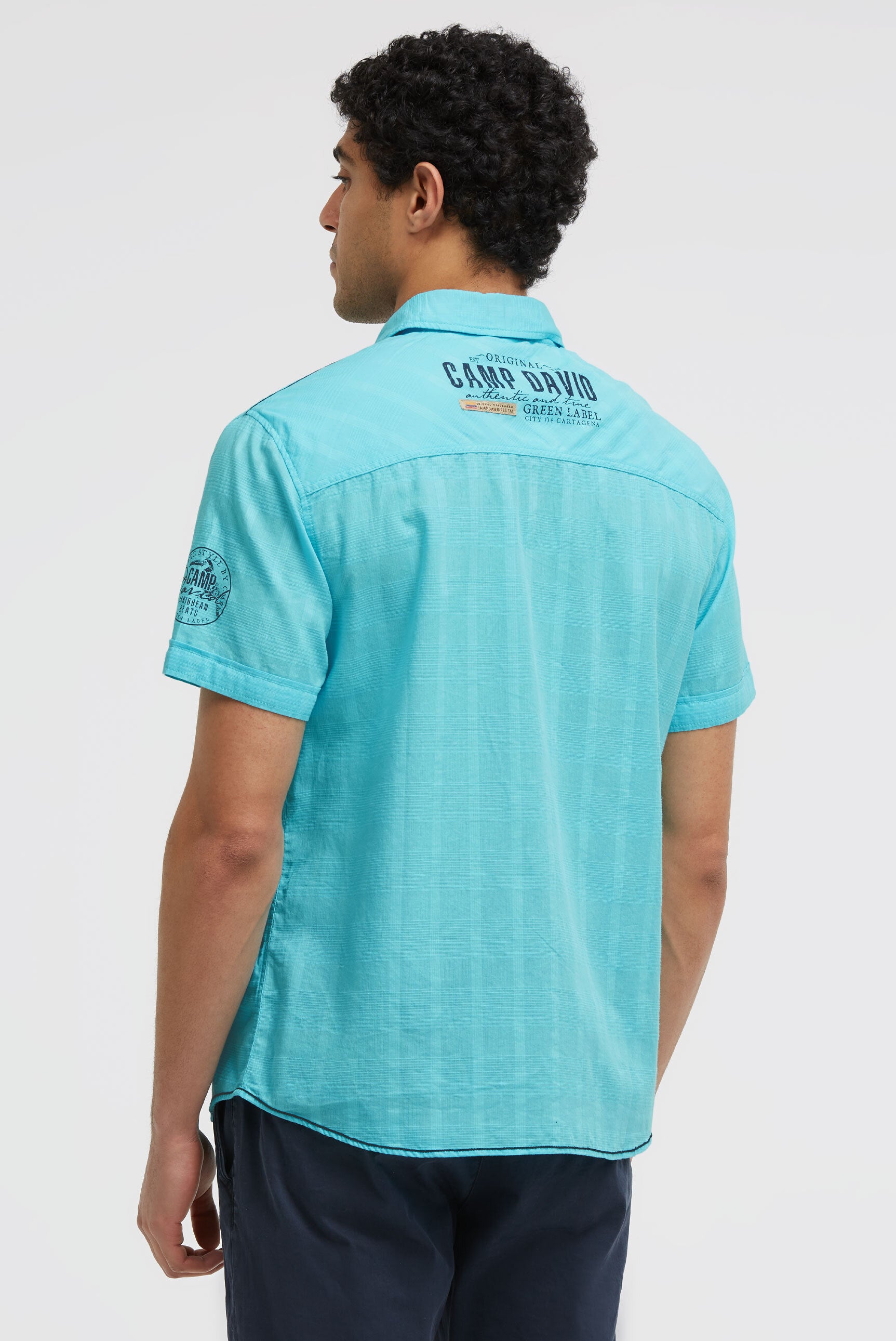 Koszula z krótkim rękawem o tkaninowej strukturze z nadrukami z logo
