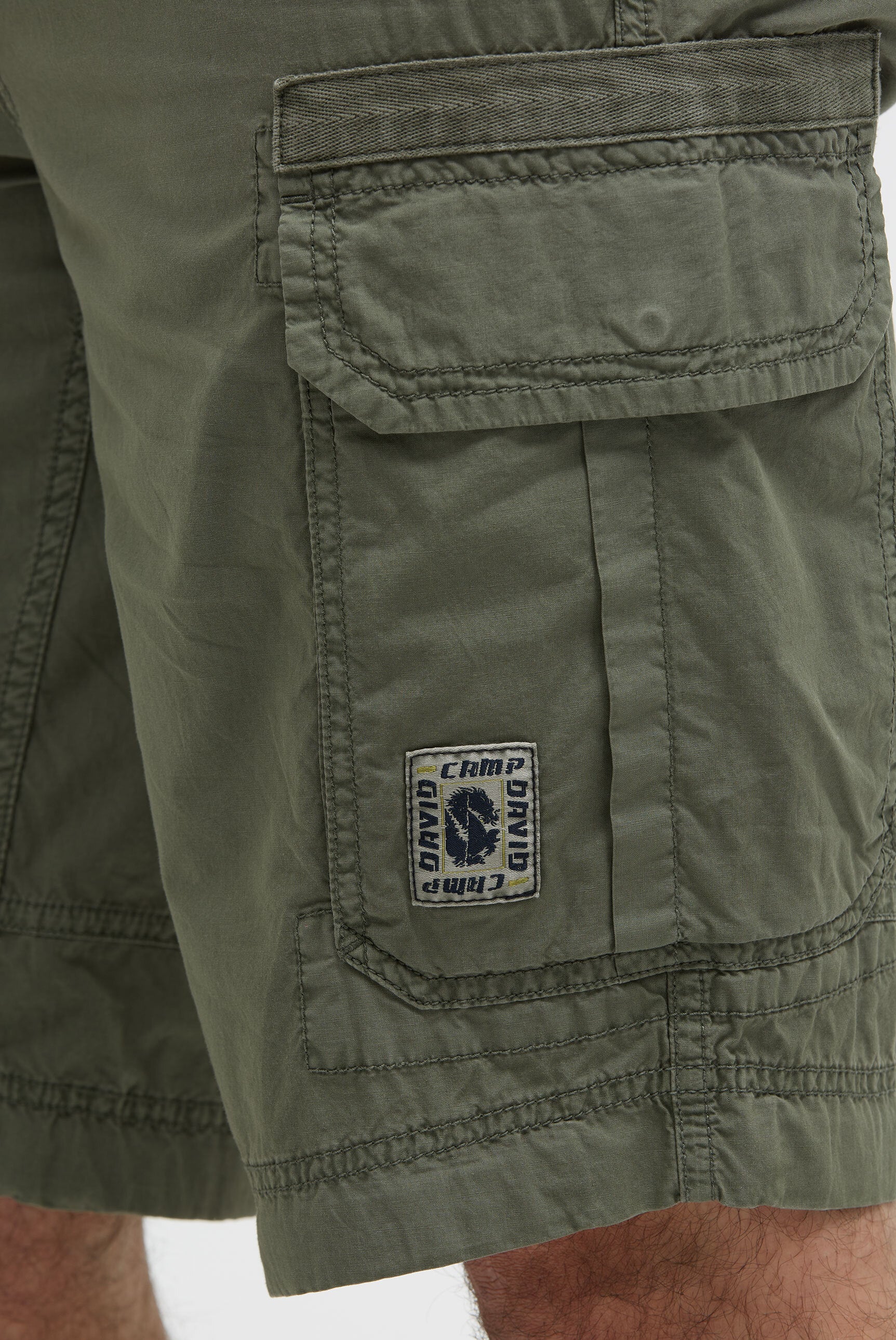 Cargo Shorts mit tonigen Tapes green olive
