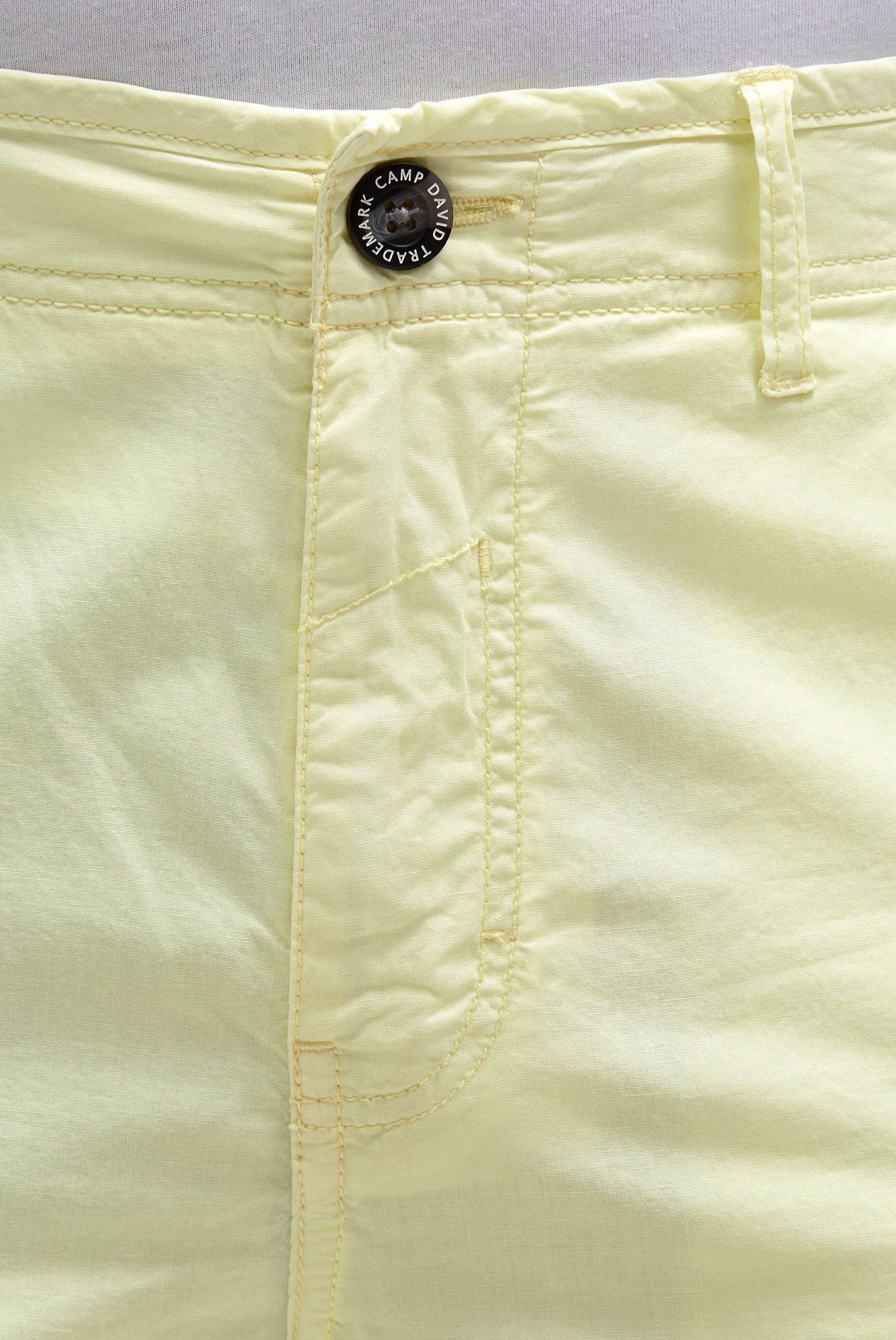 Cargo Shorts mit tonigen Tapes lemon juice