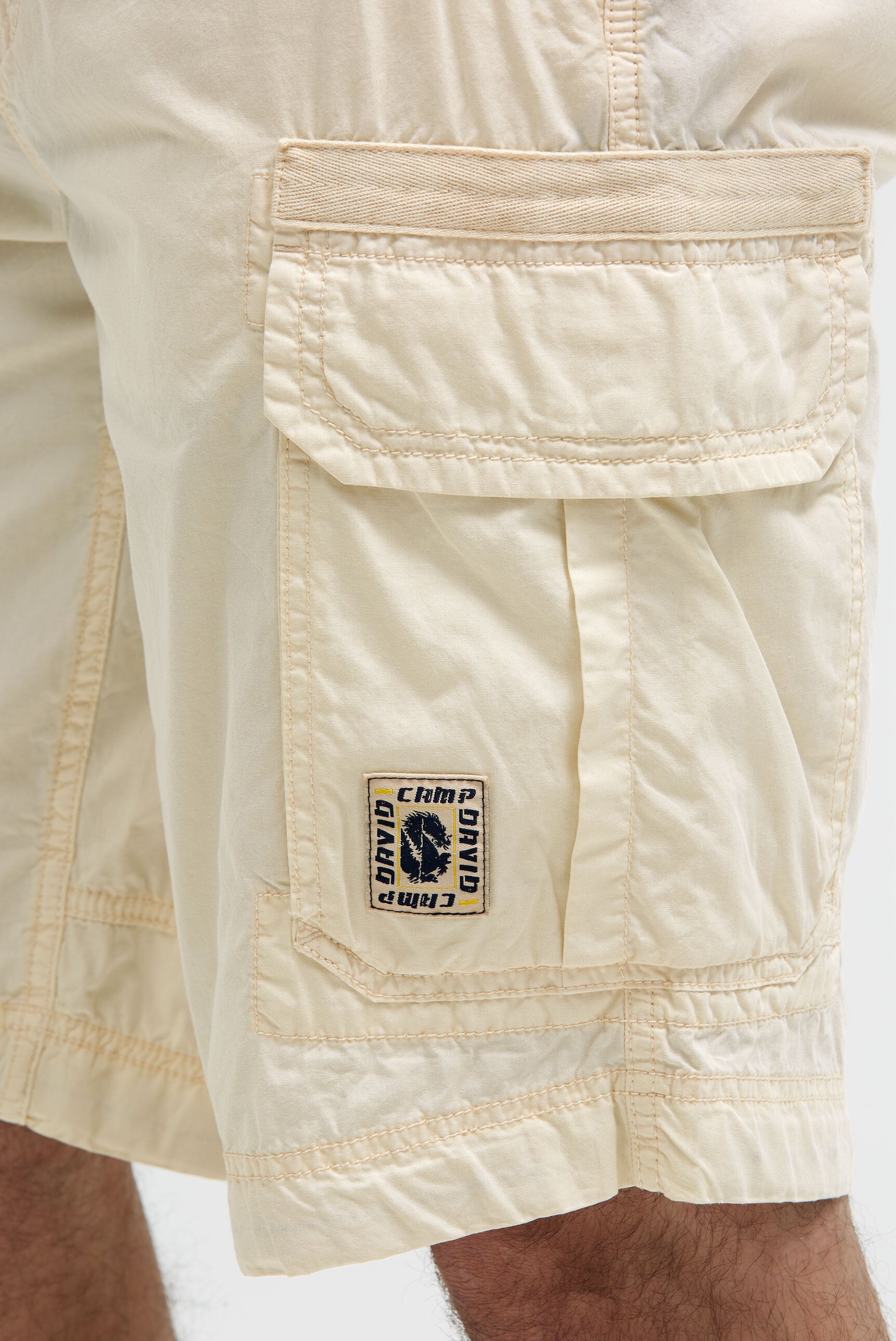 Cargo Shorts mit tonigen Tapes dark ivory