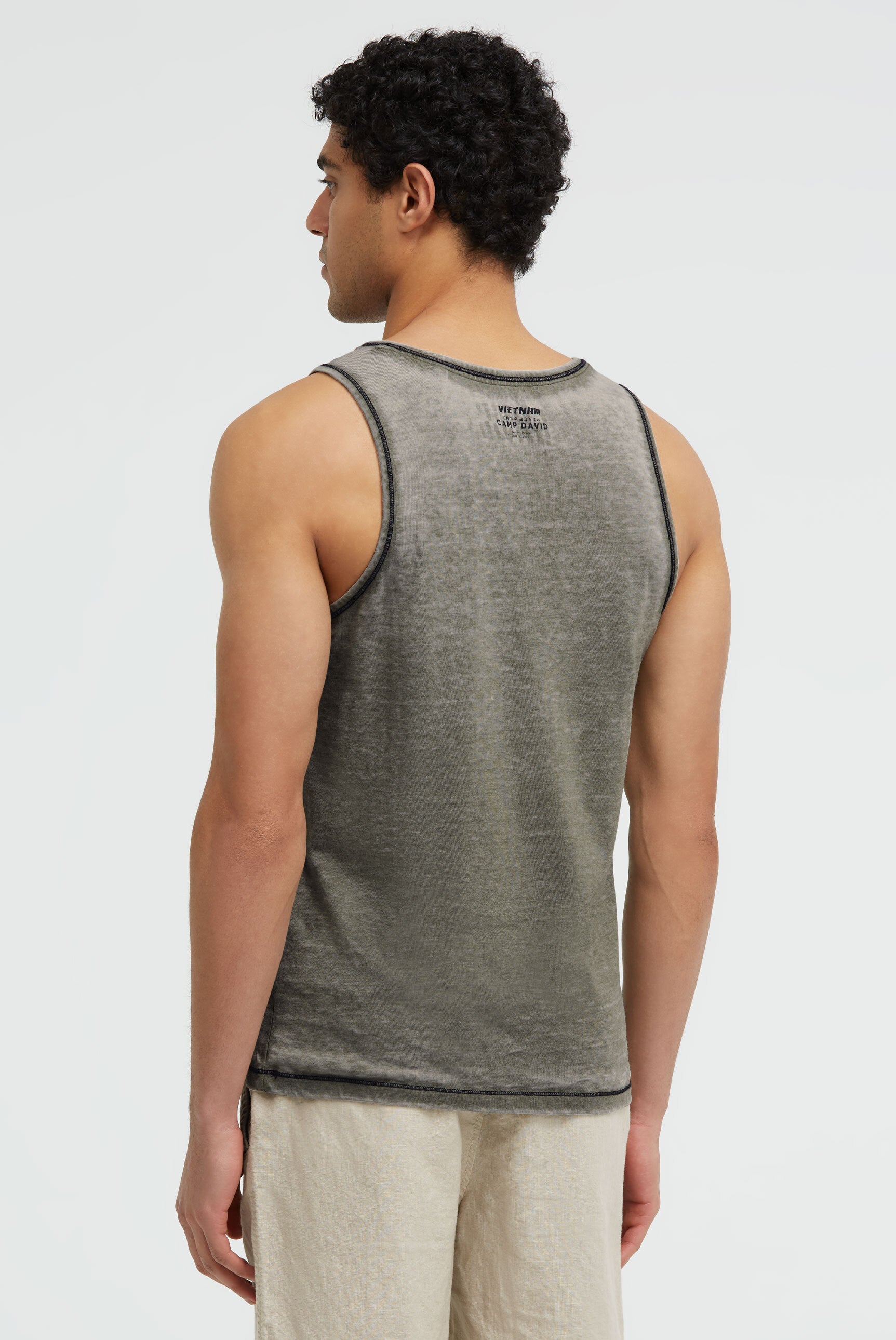 Muskelshirt mit Ausbrenner-Effekten und Print green olive - 5