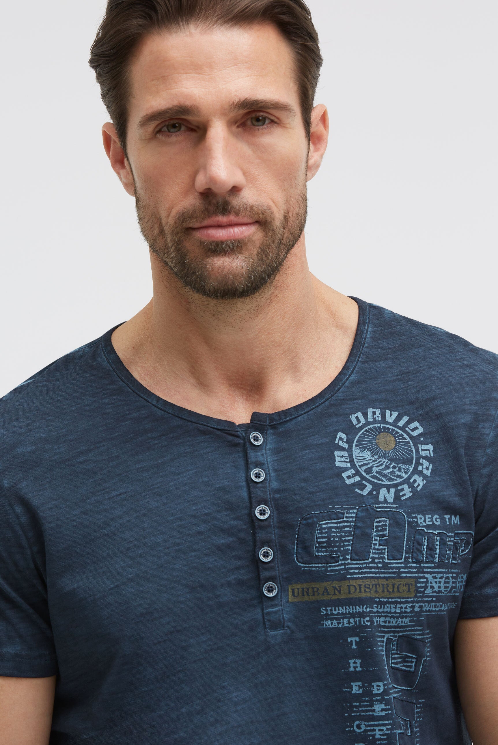 Henley-T-Shirt mit Print und Stickereien faded navy - 4