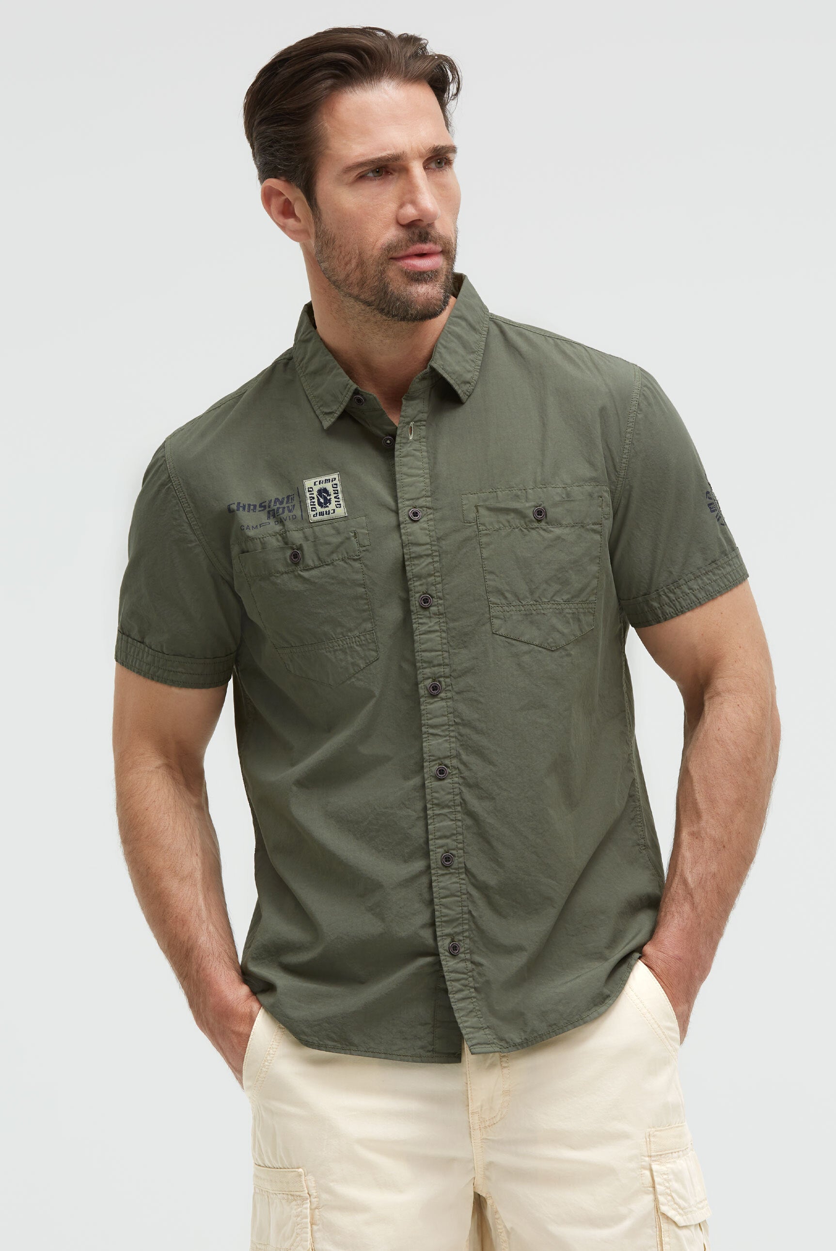 Kurzarmhemd mit Brusttaschen und Backprint green olive - 2