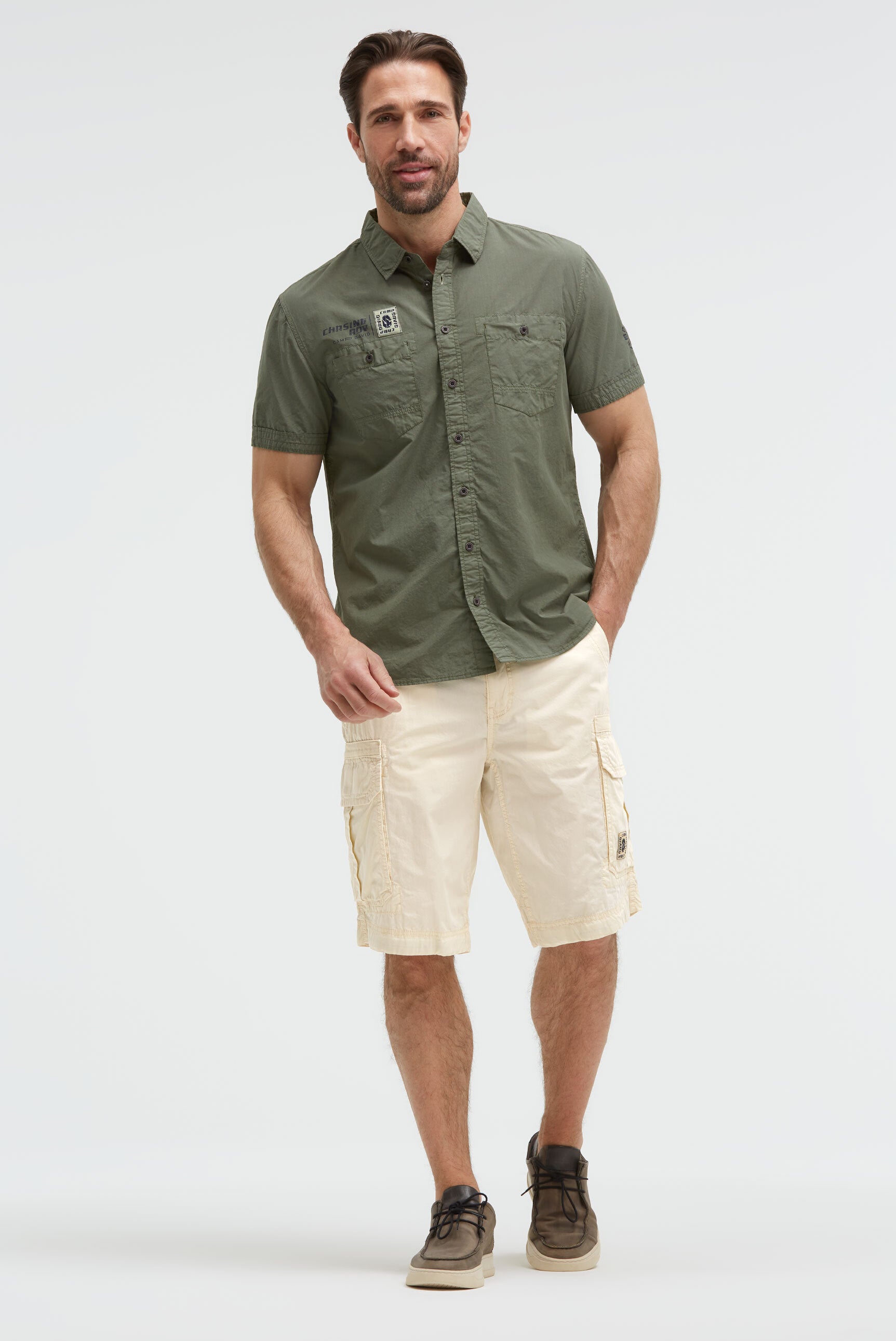 Kurzarmhemd mit Brusttaschen und Backprint green olive - 3