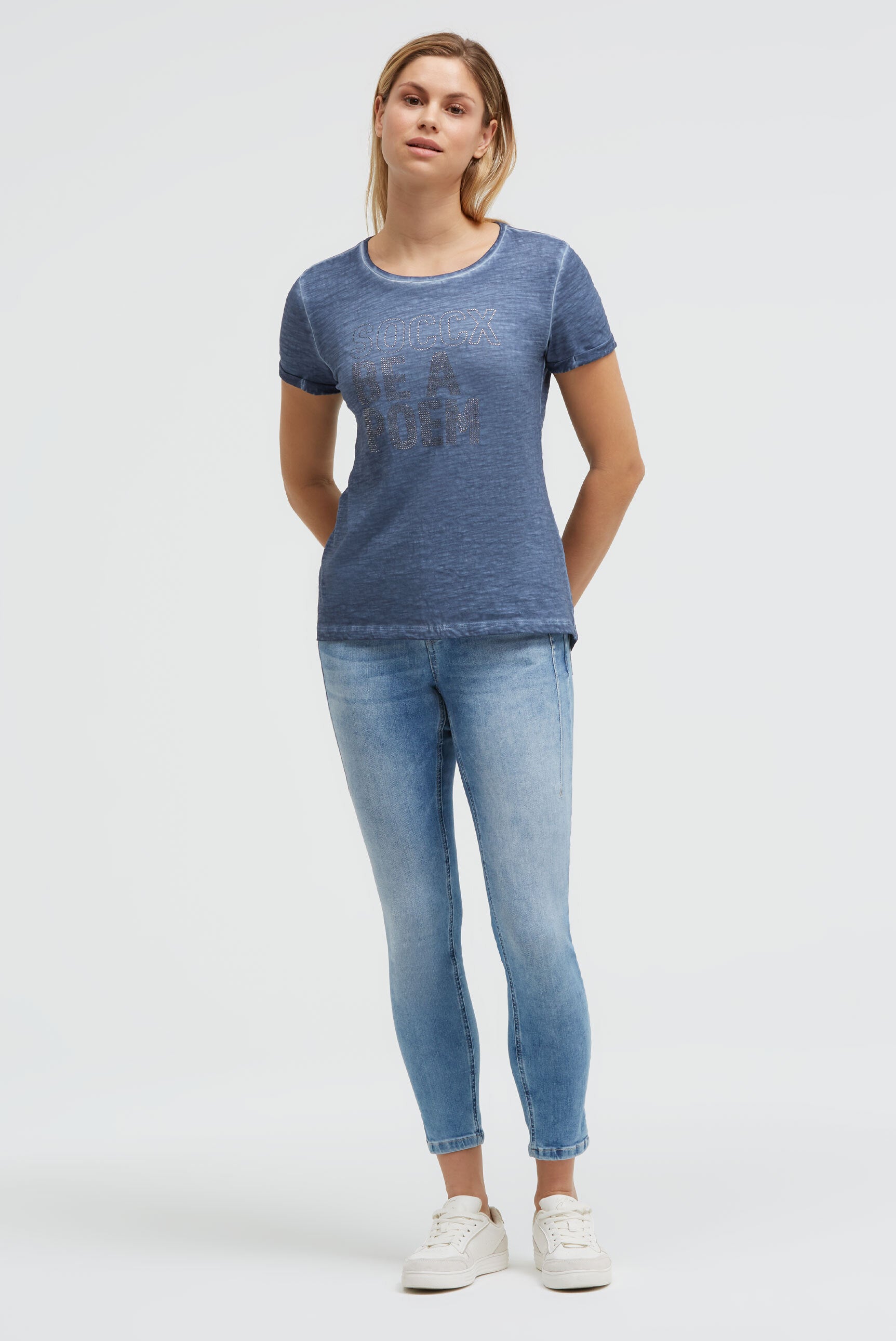 T-shirt barwiony olejem z napisem z dżetów - 3