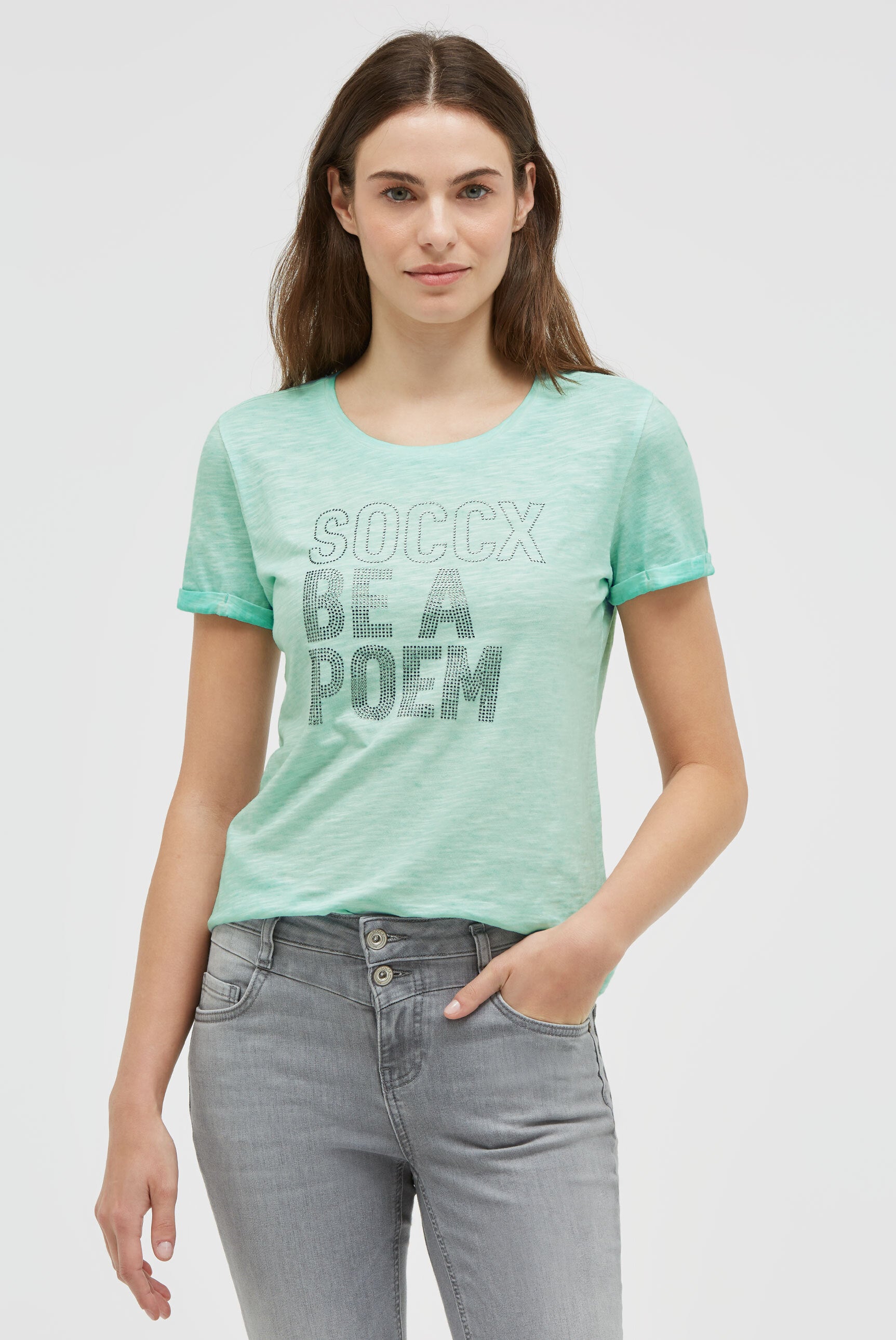 T-shirt barwiony olejem z napisem z dżetów - 2