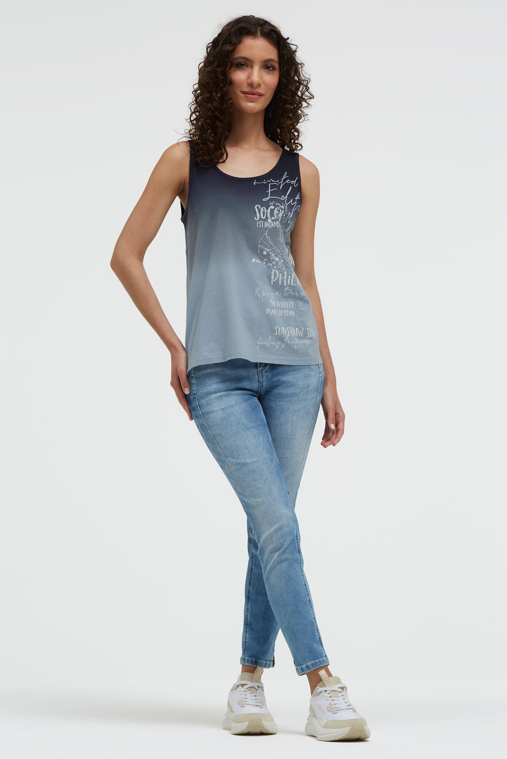Top z efektem dip dye i nadrukiem z logo