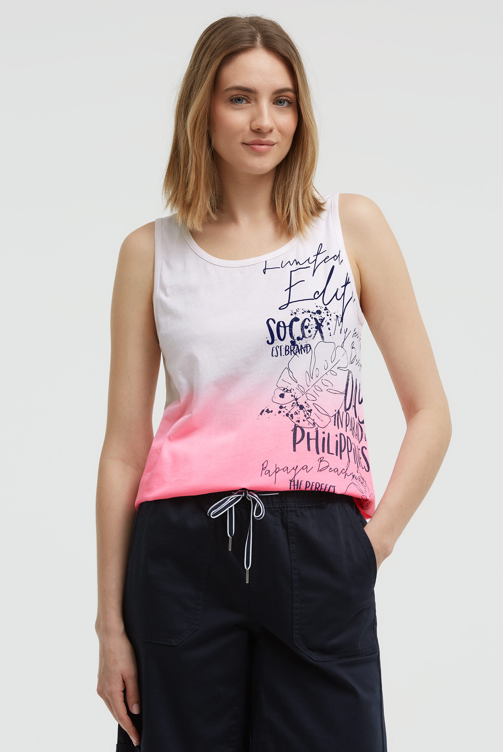 Top z efektem dip dye i nadrukiem z logo