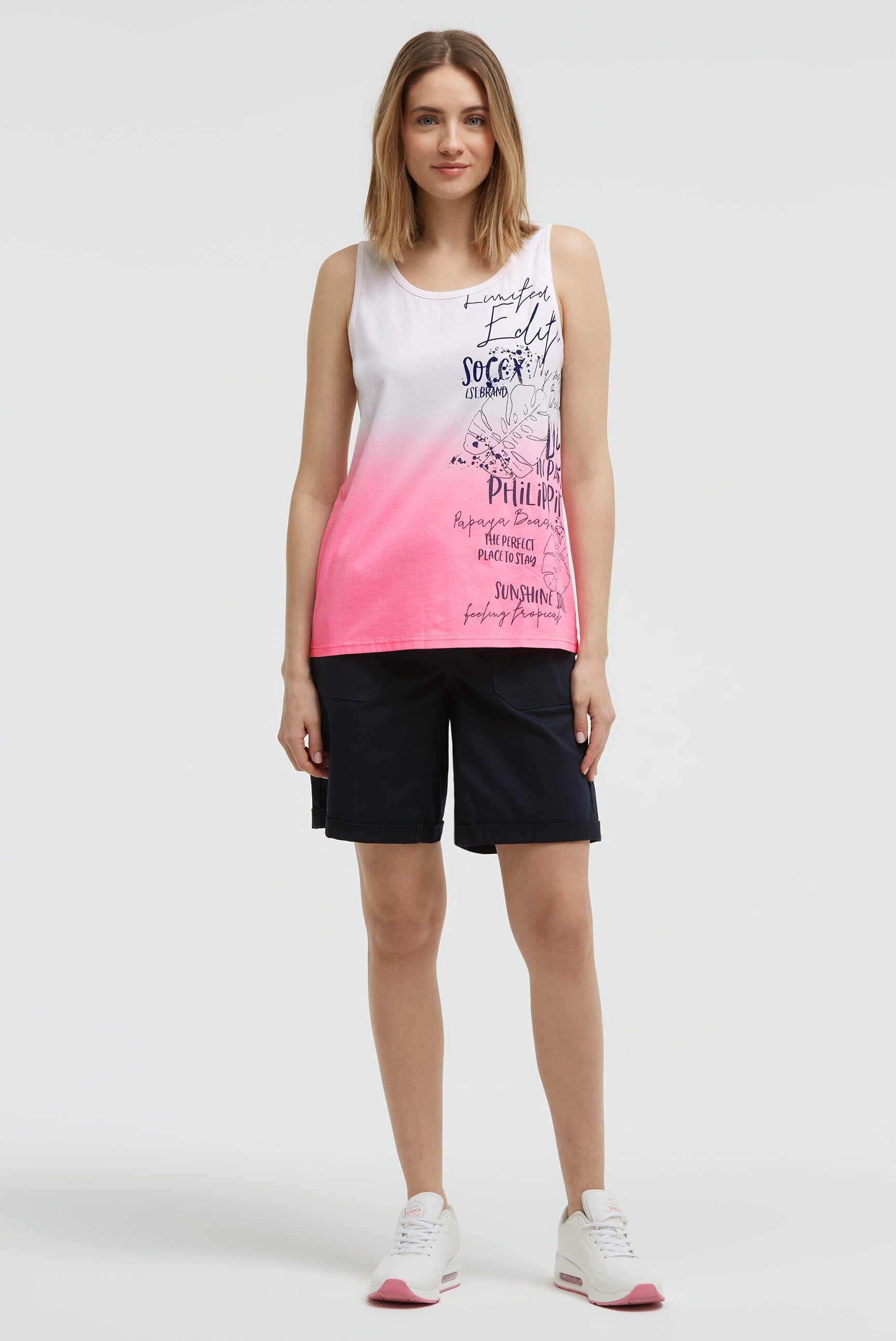 Top z efektem dip dye i nadrukiem z logo