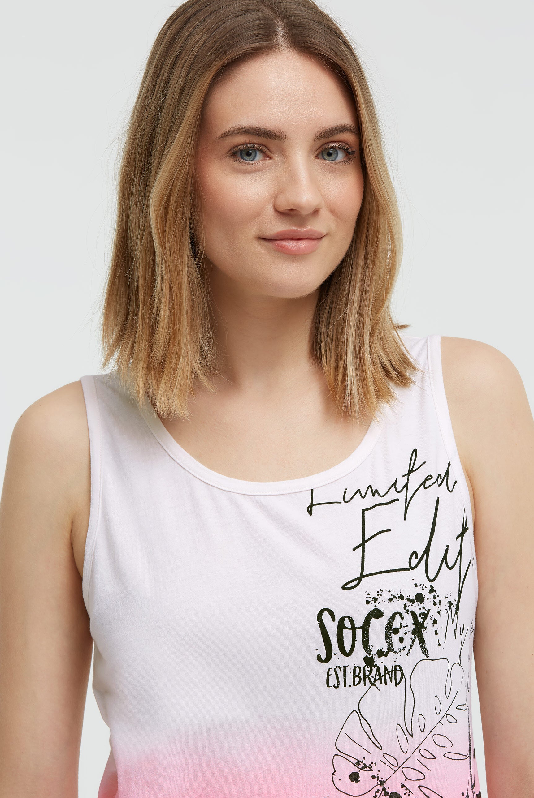 Top z efektem dip dye i nadrukiem z logo