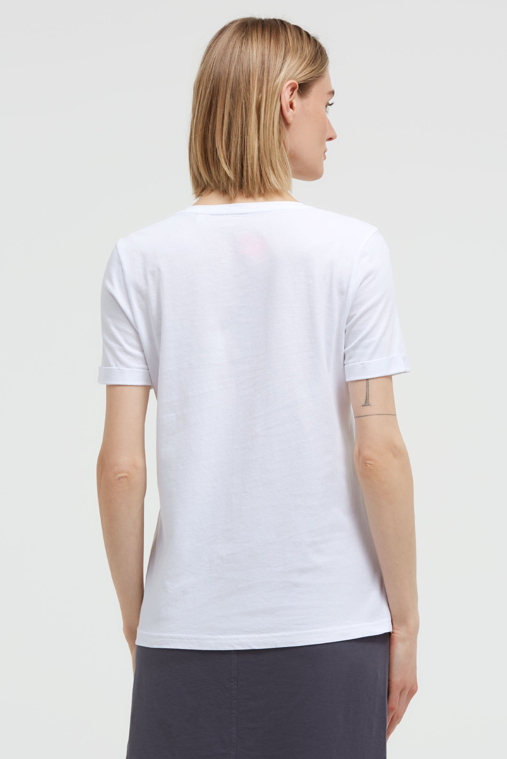 T-shirt z dekoltem w serek i brokatowym wypukłym nadrukiem