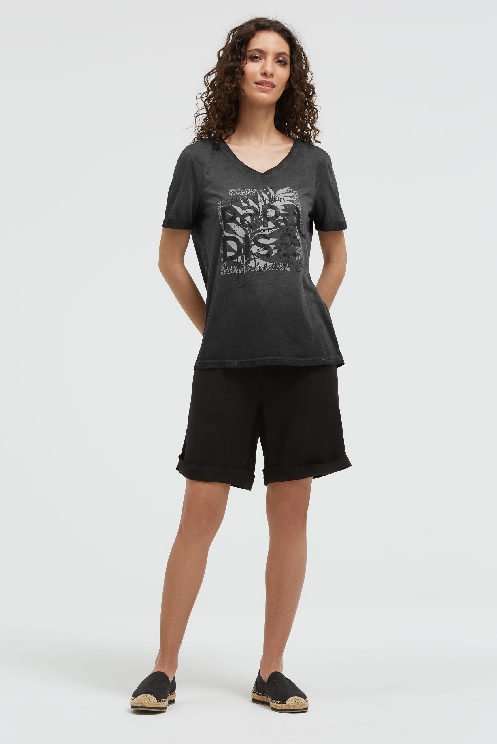 T-shirt z dekoltem w serek i brokatowym wypukłym nadrukiem