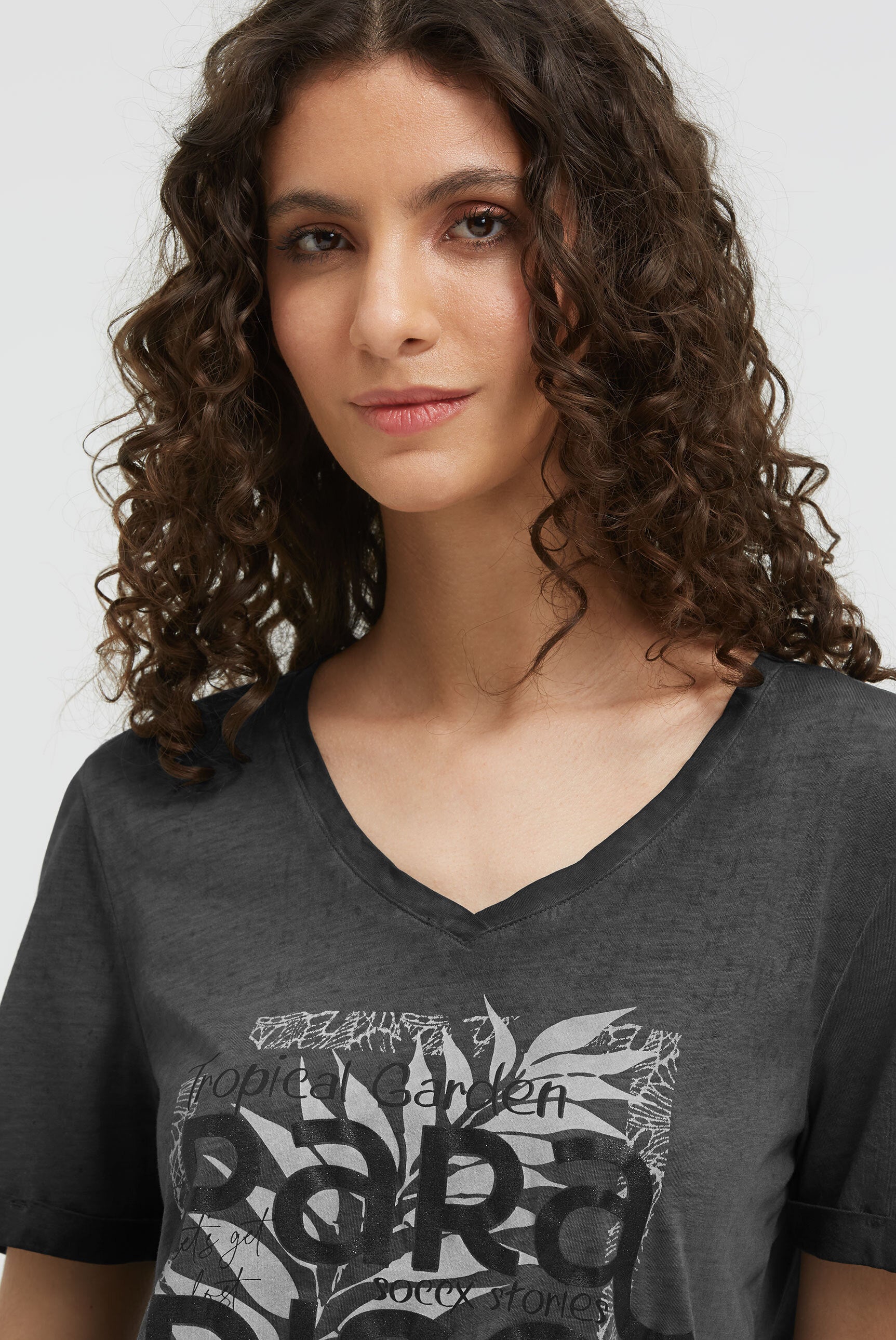 T-shirt z dekoltem w serek i brokatowym wypukłym nadrukiem