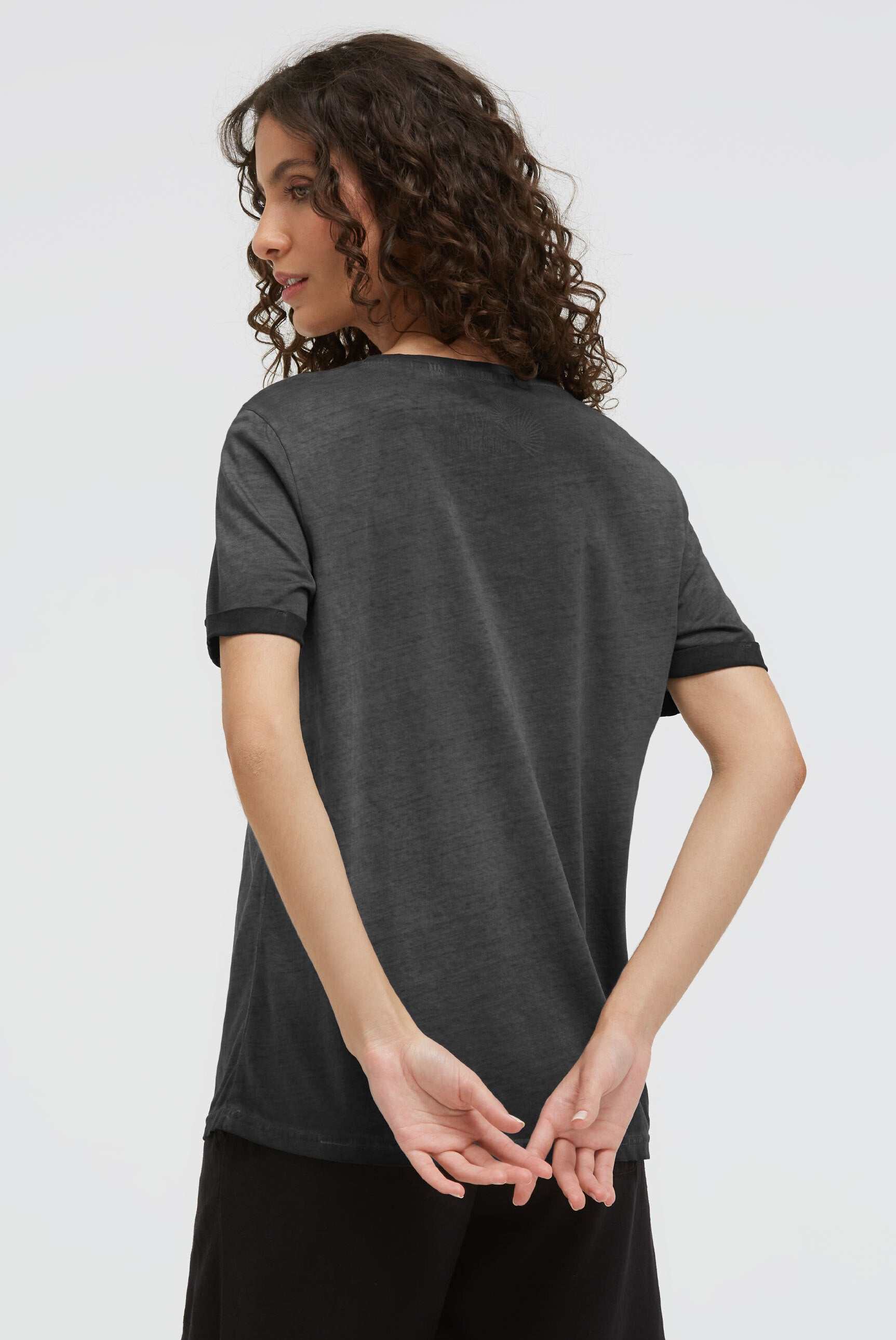 T-shirt z dekoltem w serek i brokatowym wypukłym nadrukiem