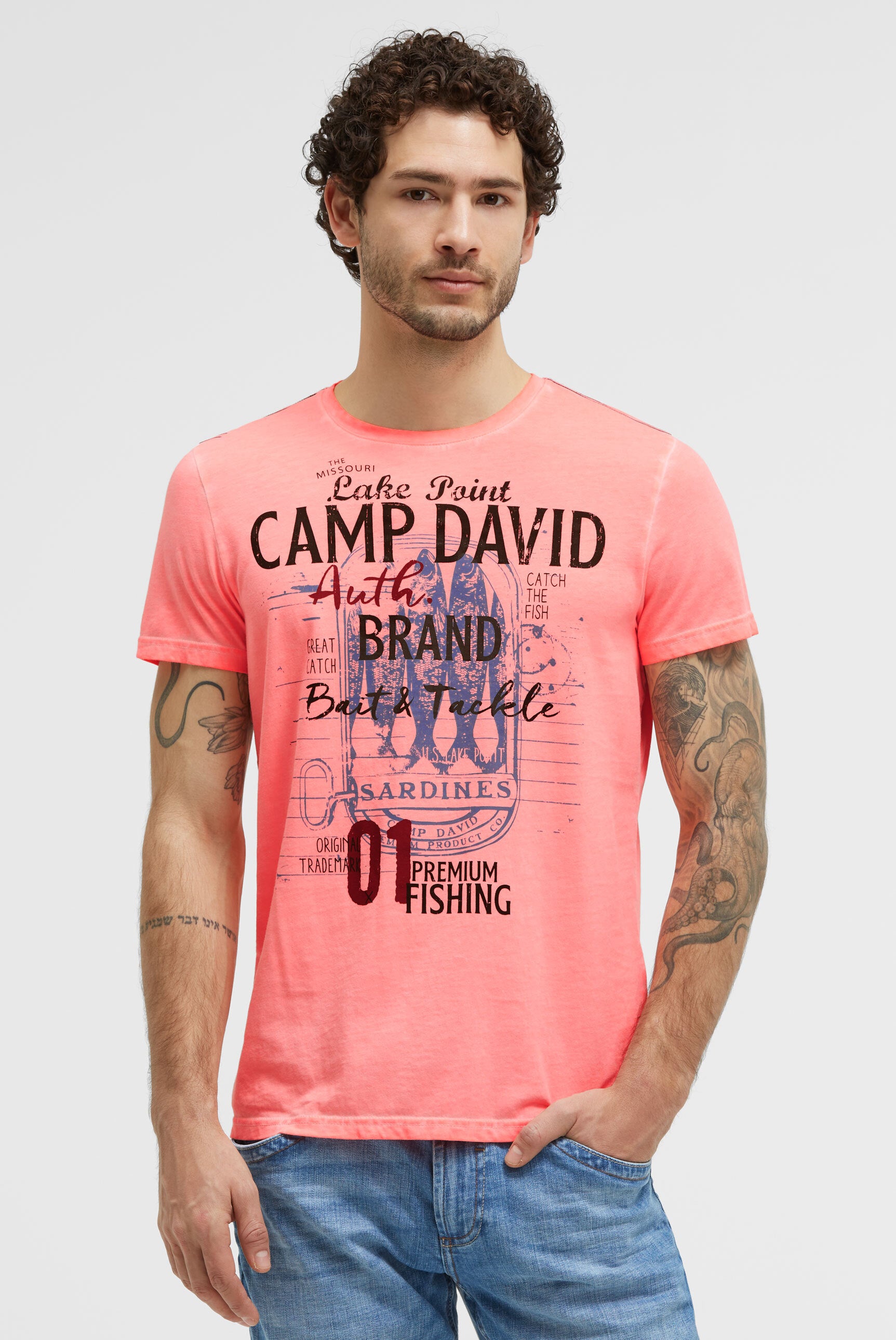 T-shirt barwiony olejem z markowym nadrukiem