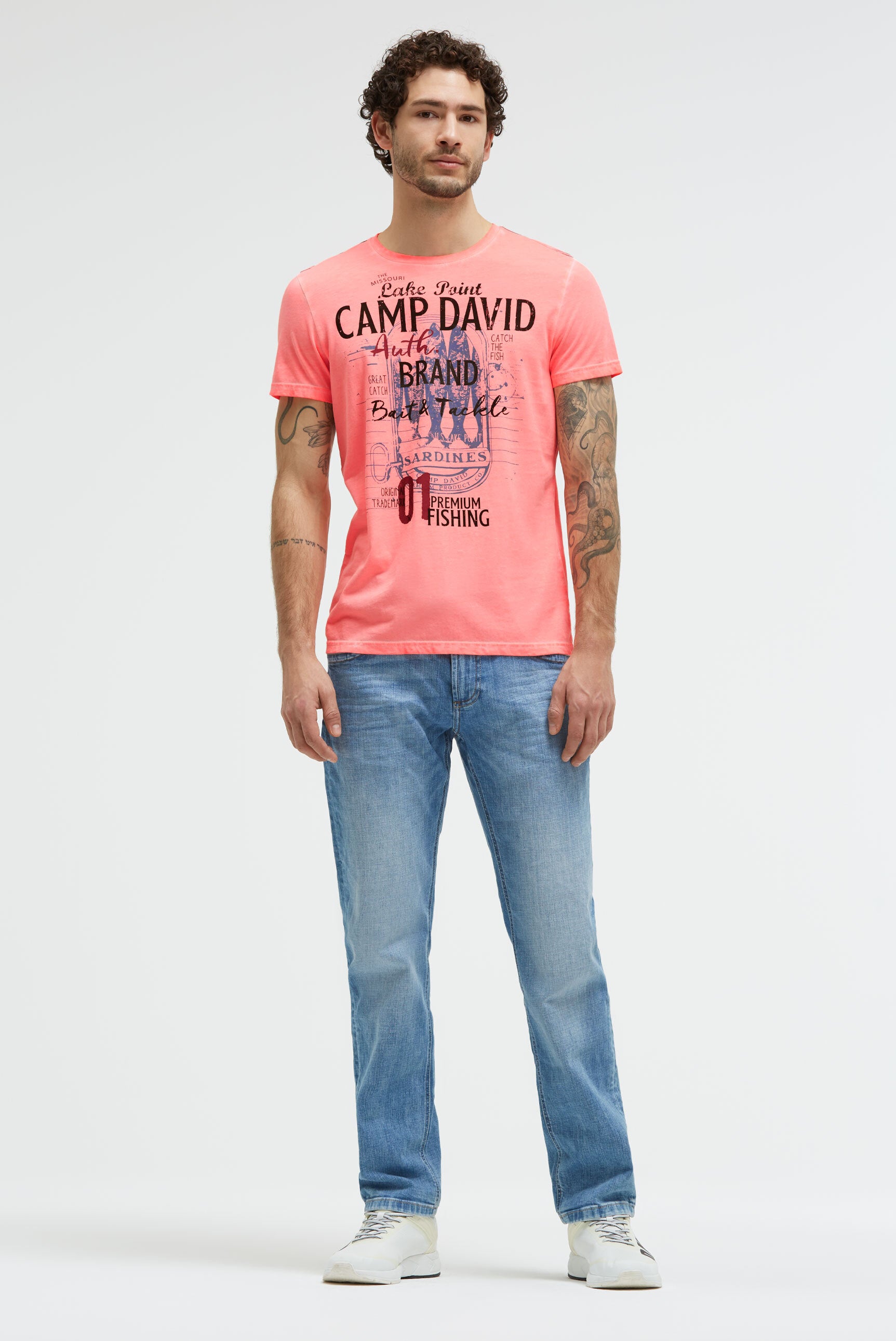 T-shirt barwiony olejem z markowym nadrukiem