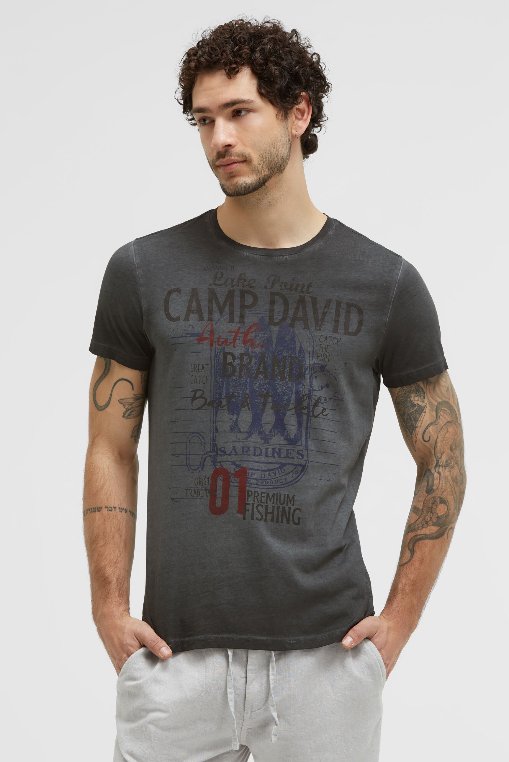 T-shirt barwiony olejem z markowym nadrukiem