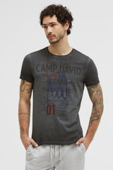 T-shirt barwiony olejem z markowym nadrukiem