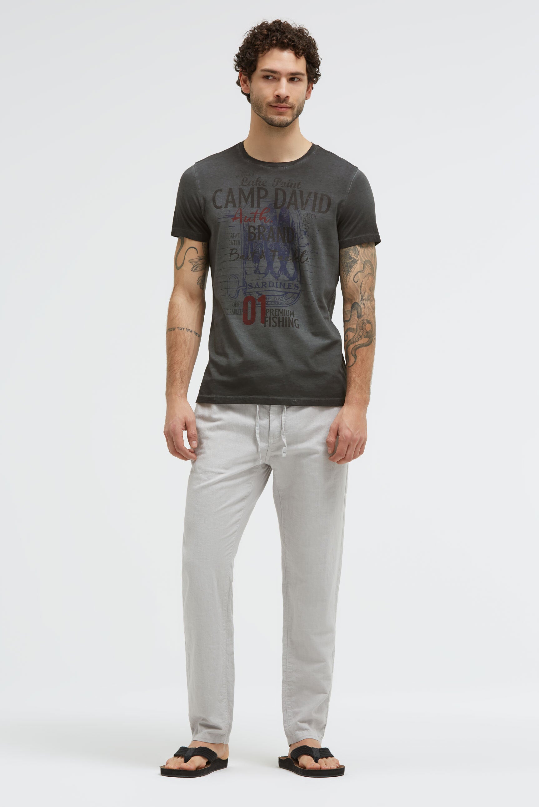 T-shirt barwiony olejem z markowym nadrukiem