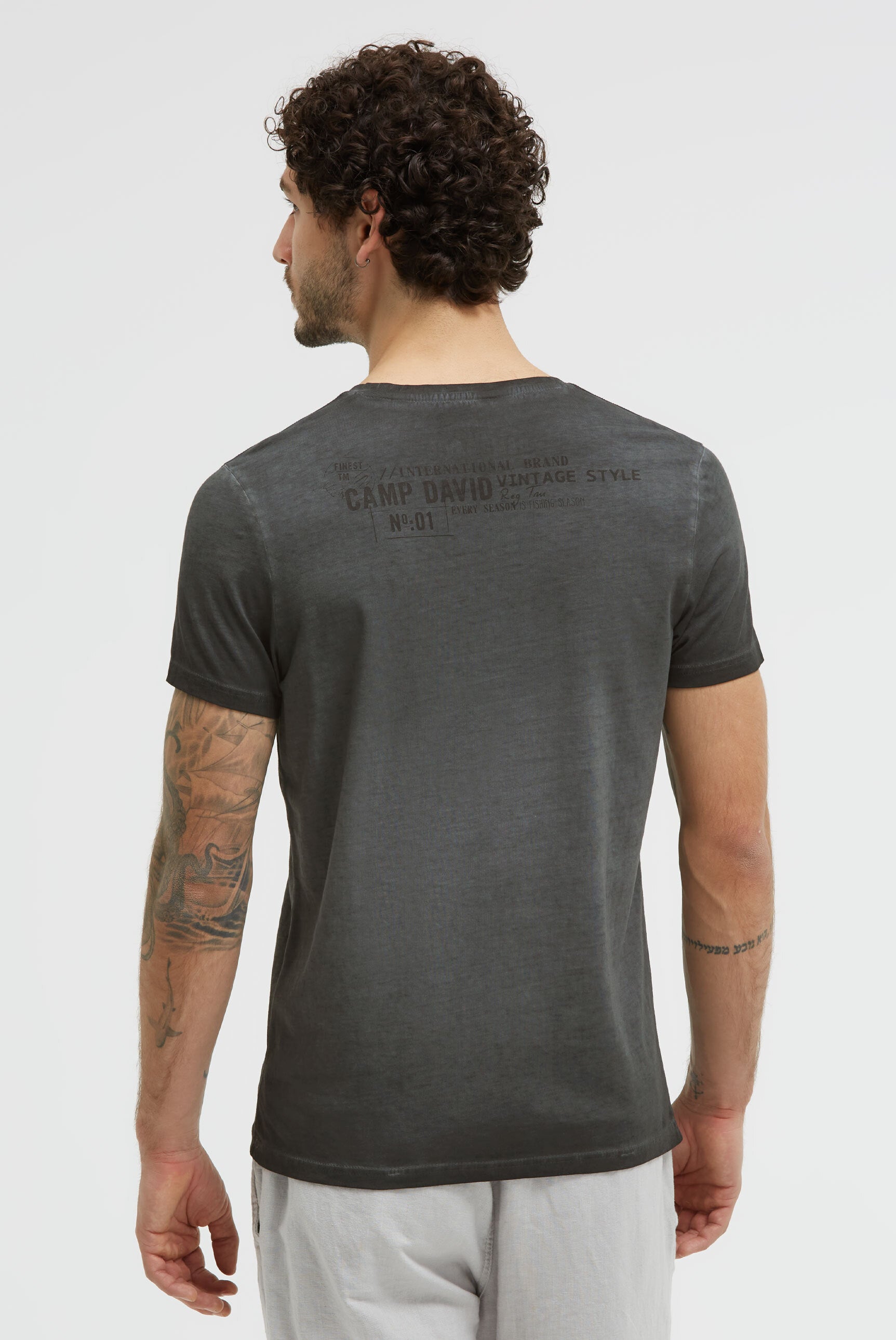 T-shirt barwiony olejem z markowym nadrukiem
