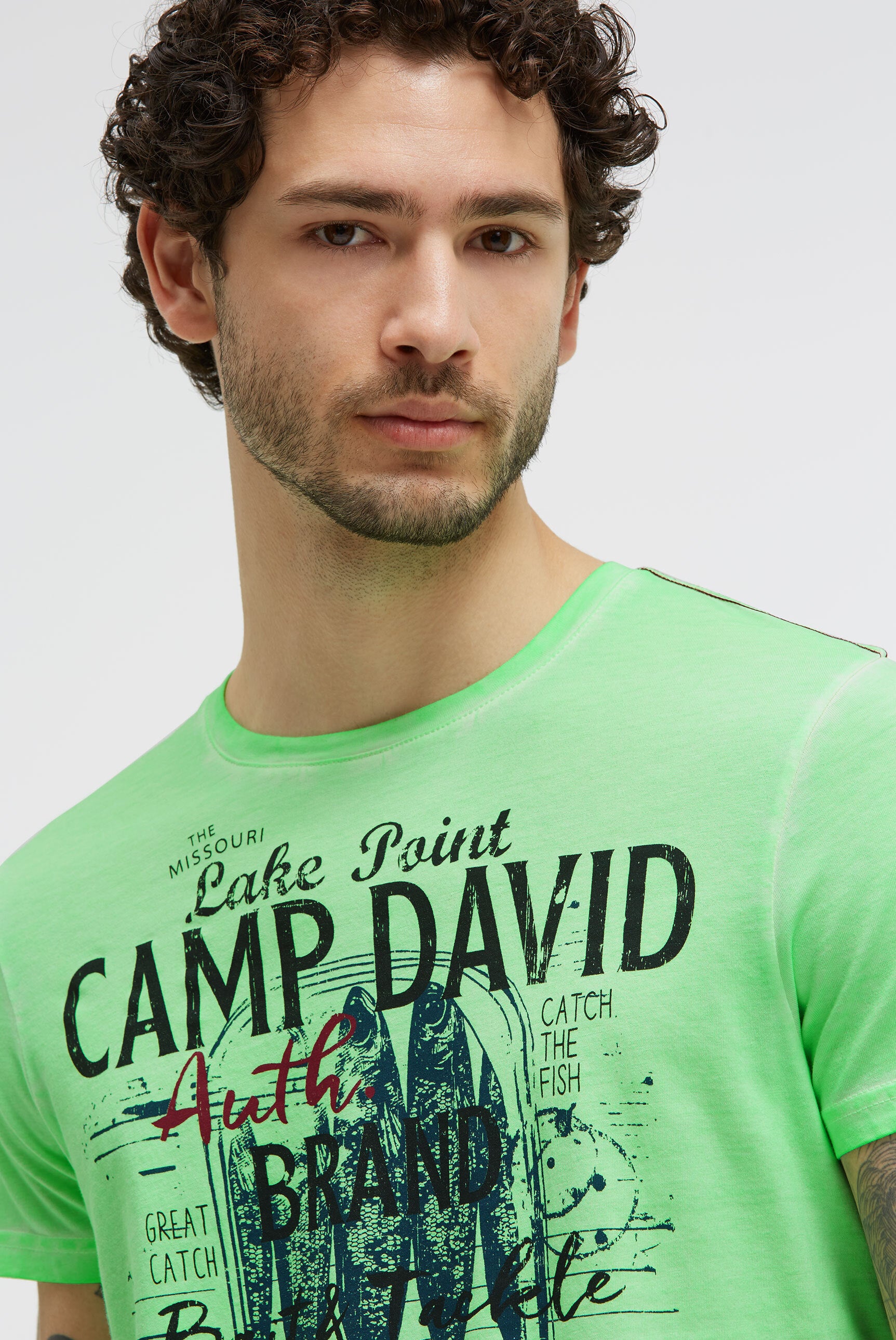 T-shirt barwiony olejem z markowym nadrukiem