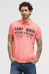 Kurzarmpolo Oil Dyed mit Logo Print neon flame