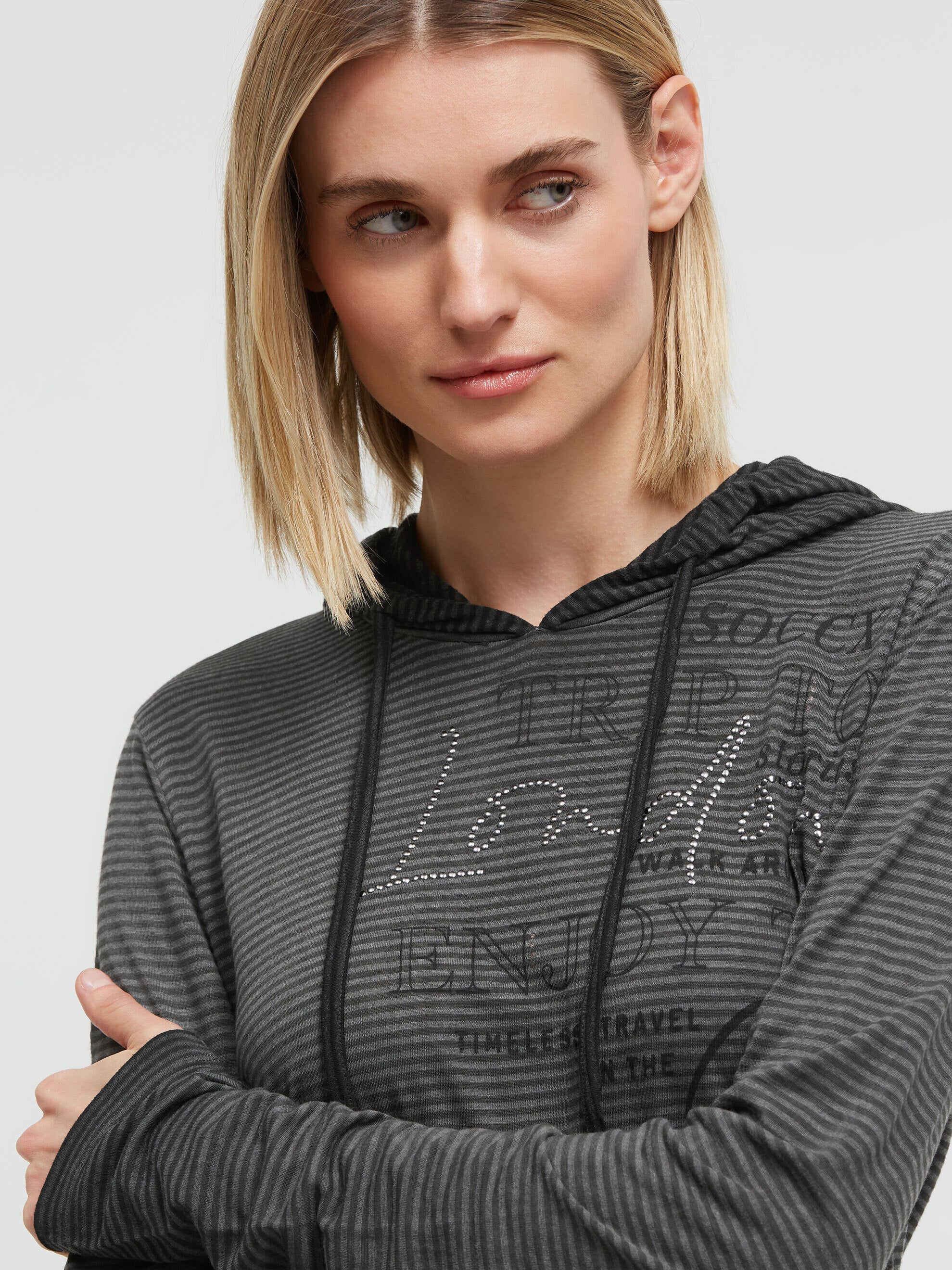 Gestreiftes Kapuzenshirt mit  Print und Schmucksteinen black