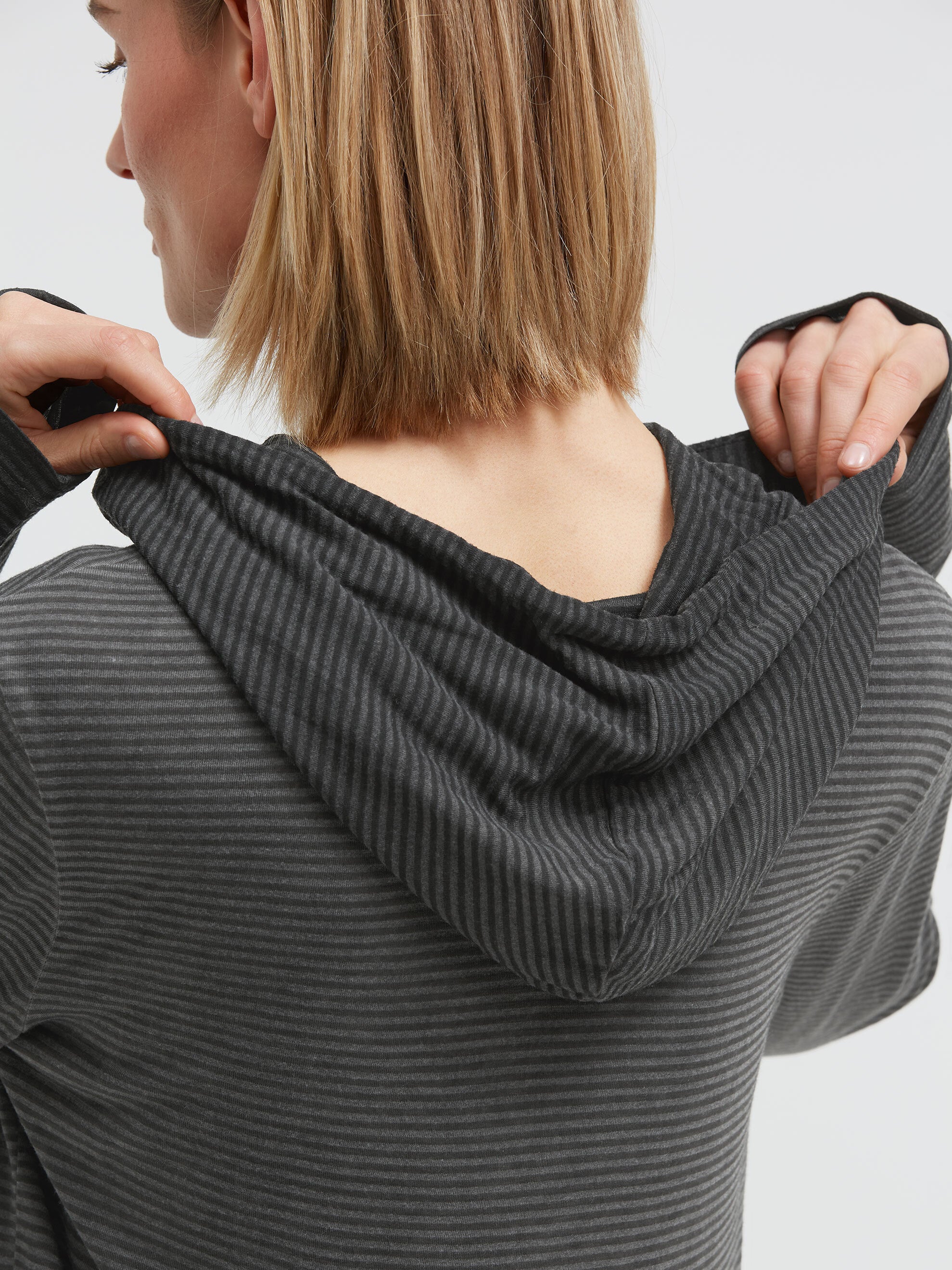 Gestreiftes Kapuzenshirt mit  Print und Schmucksteinen black